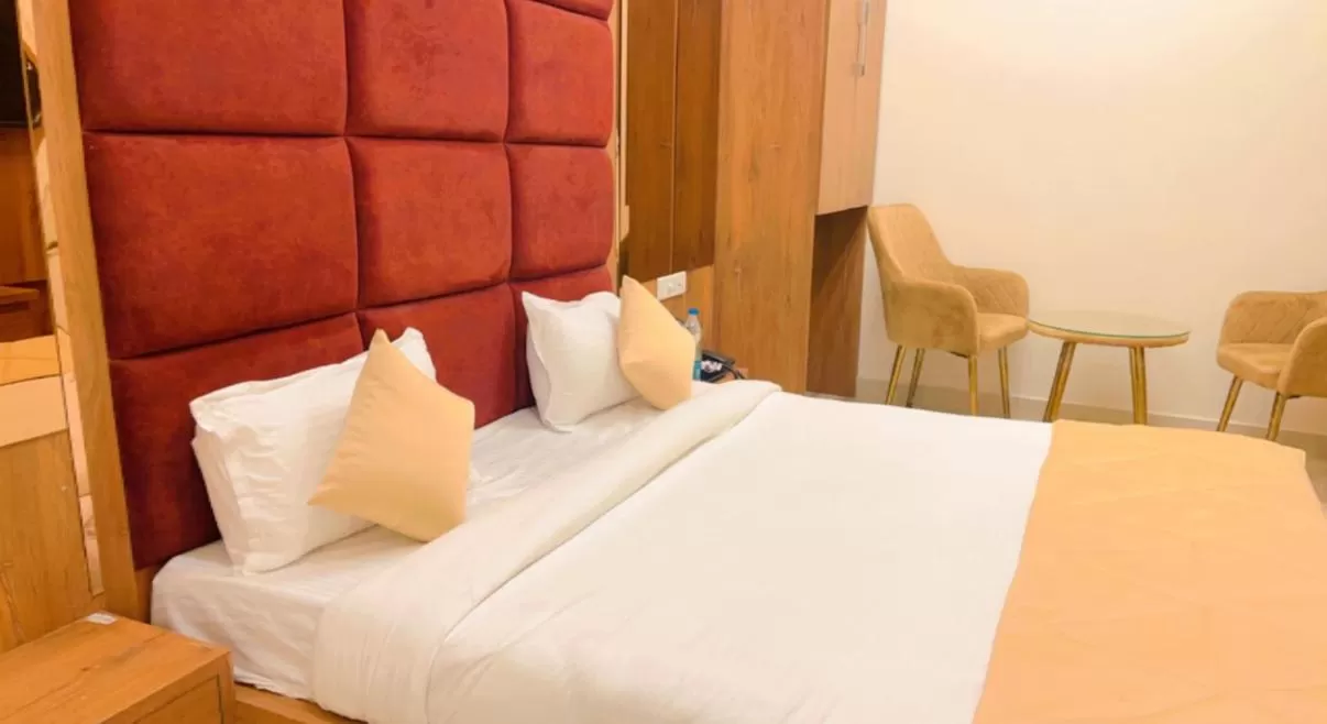 Photo of the whole room, Bed in City View With Garden -5 Mins Walk From GOLDEN TEMPLE