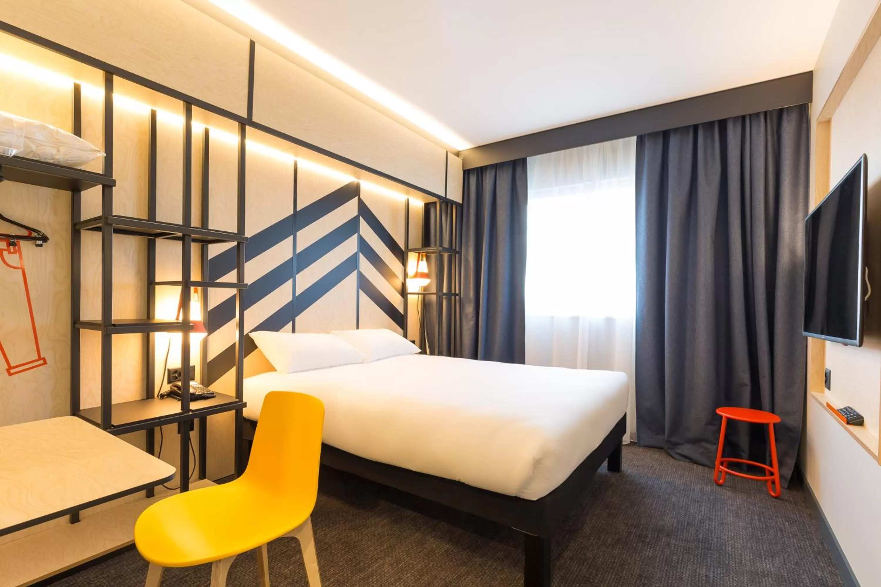 Photo of the whole room, Bed in ibis Styles Geneve Palexpo Aeroport