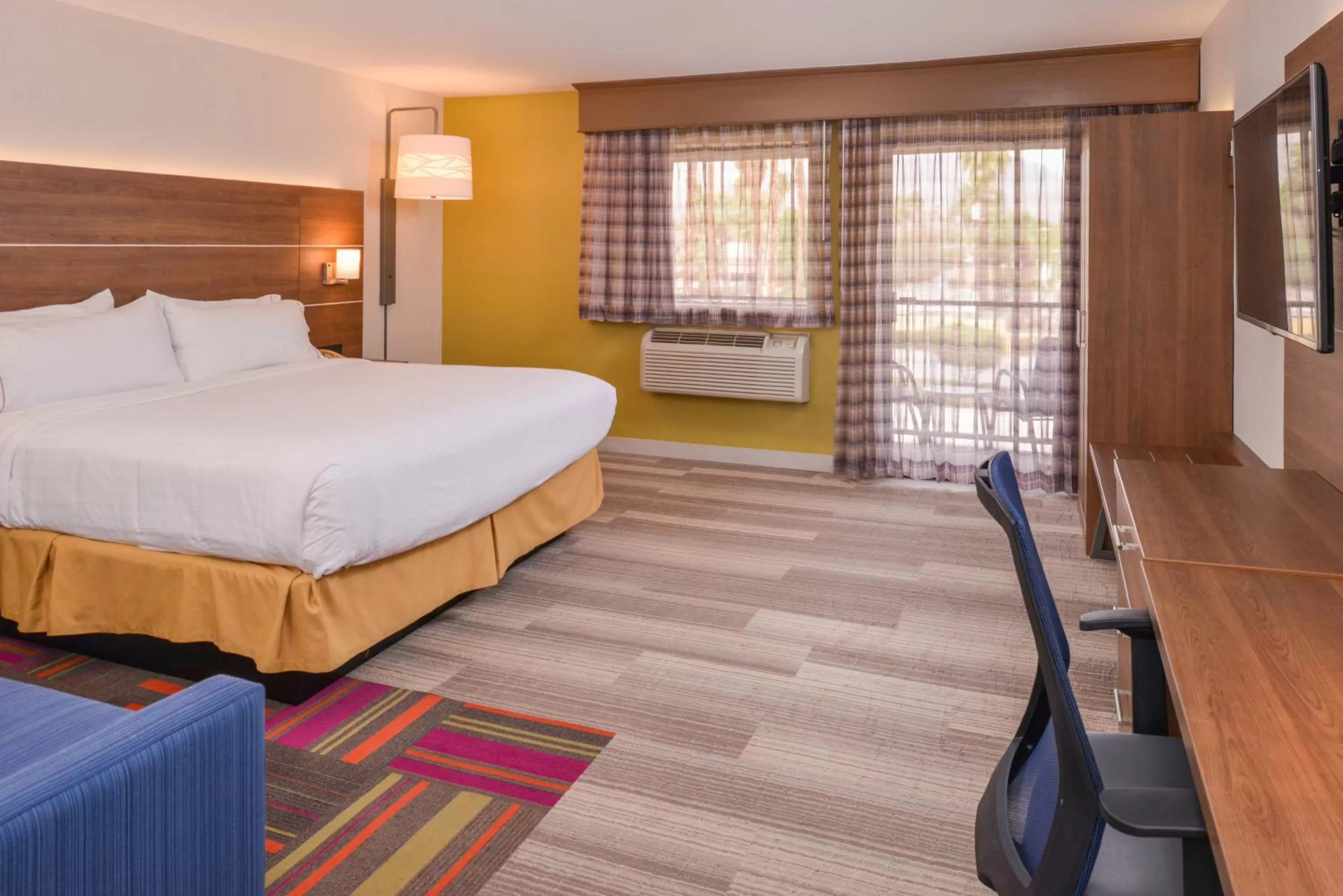 Photo of the whole room, Bed in Holiday Inn Express Palm Desert by IHG