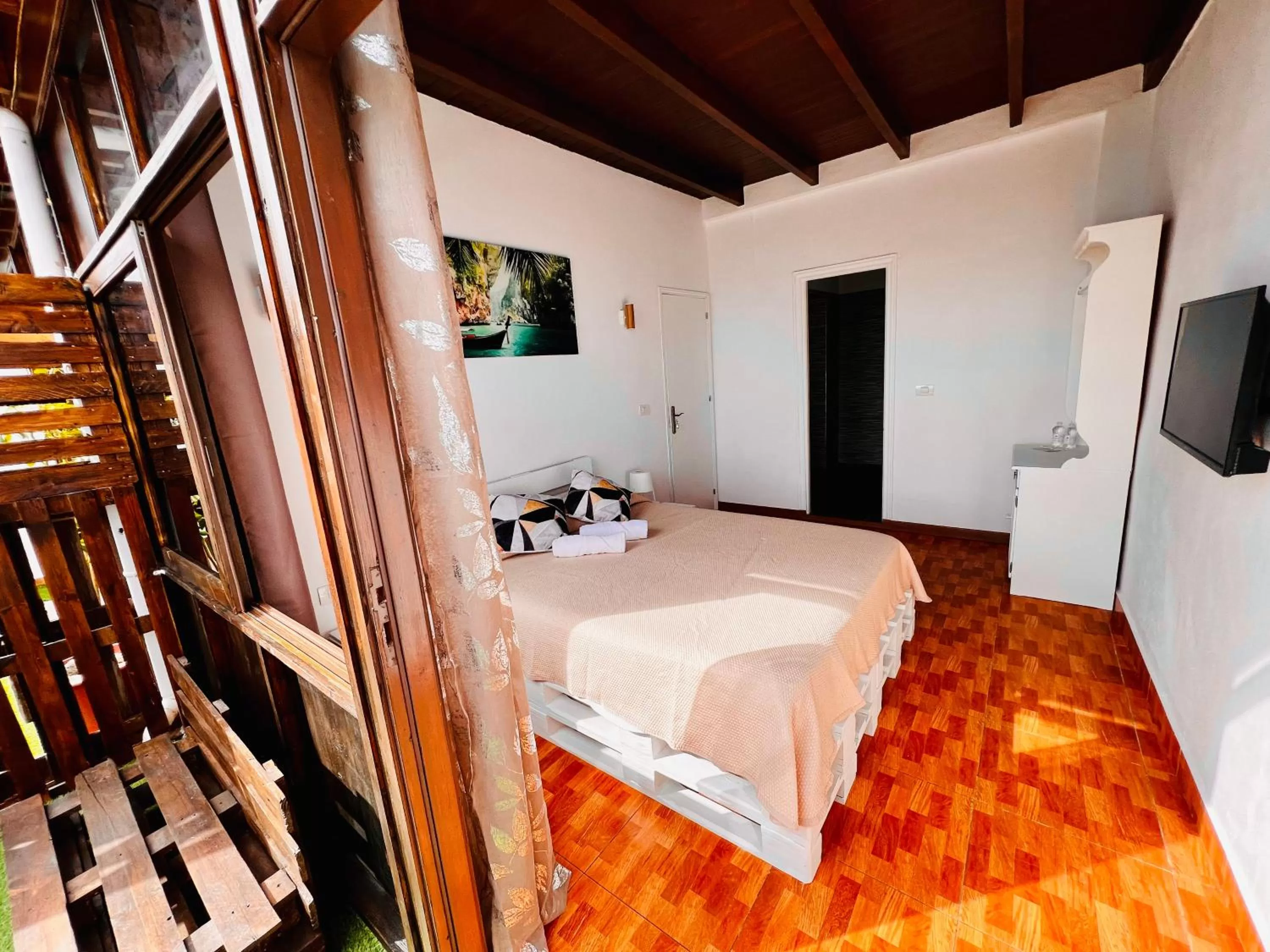 Photo of the whole room, Bed in El jardin de Iris