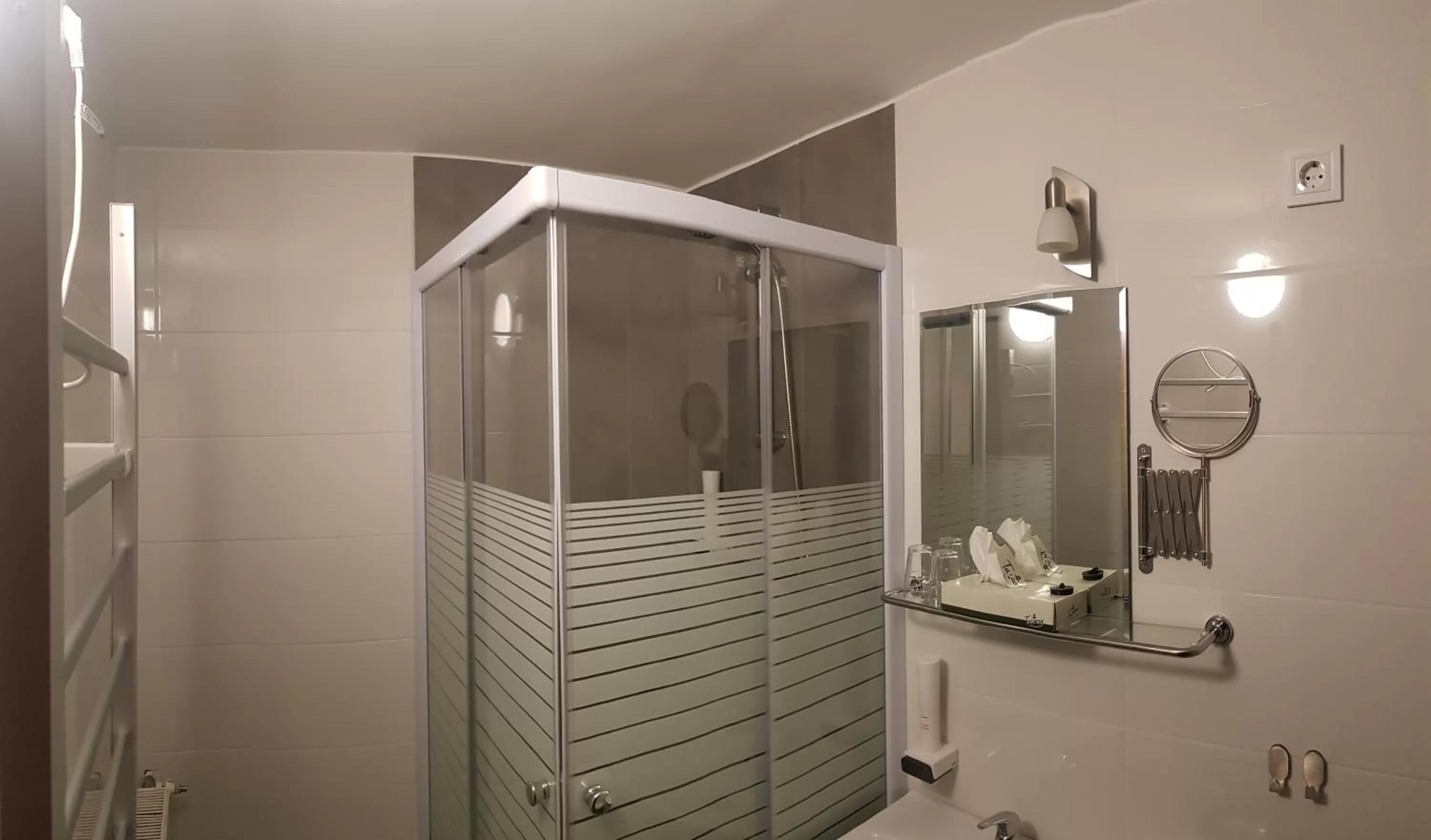 Shower in HBH Bajor Sörház Sólyomfészek Panzió