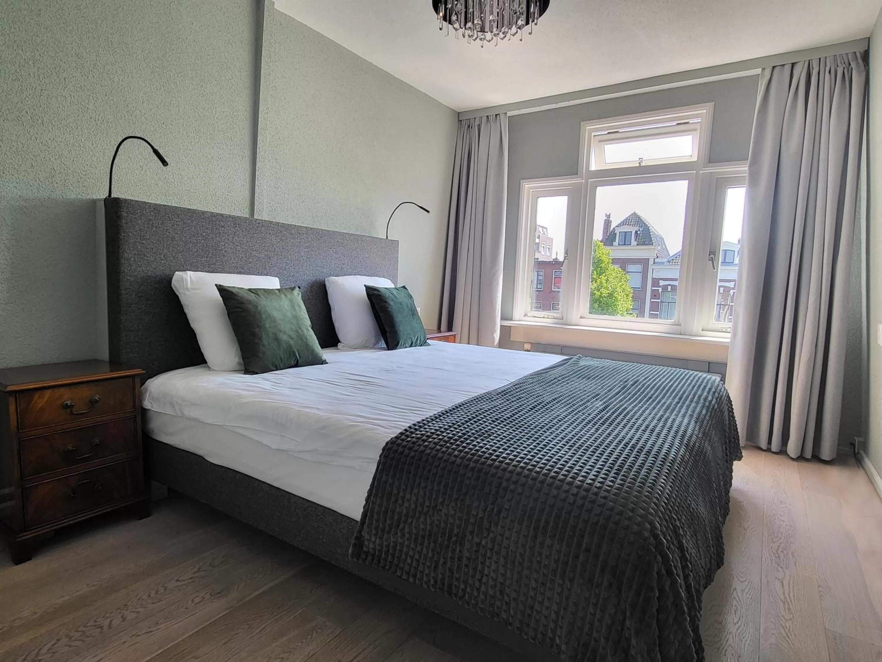 Photo of the whole room, Bed in Huys van Leyden