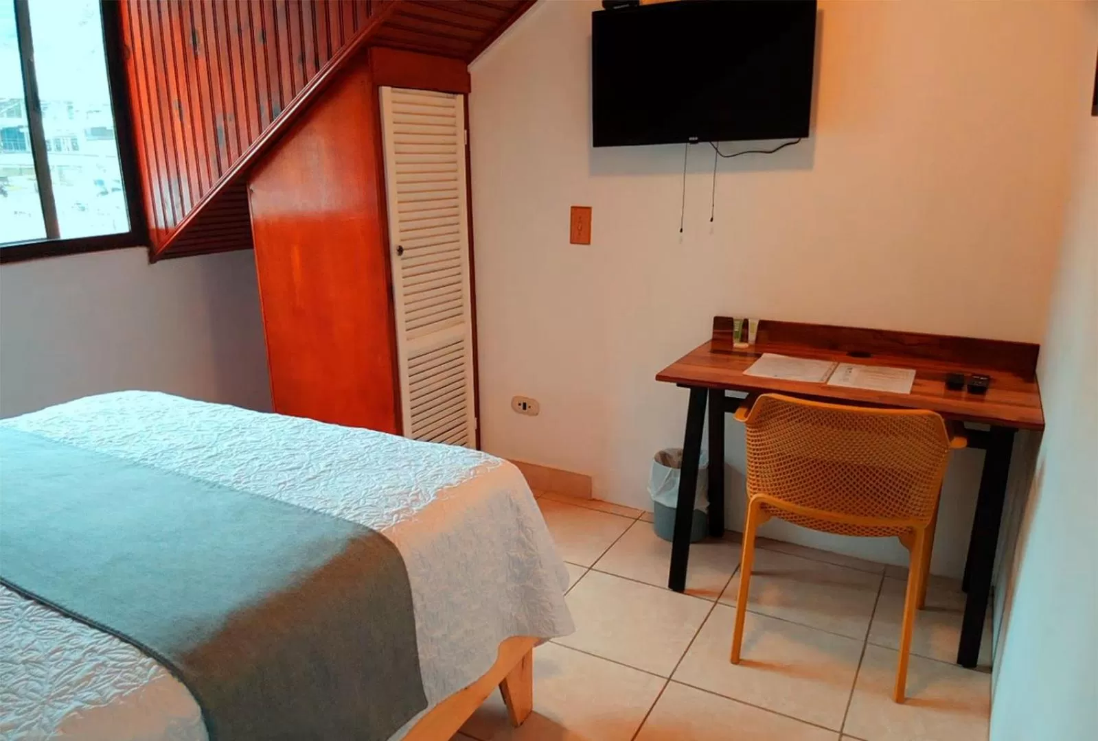 TV and multimedia, Bed in Trebol Amarillo Bed & Breakfast