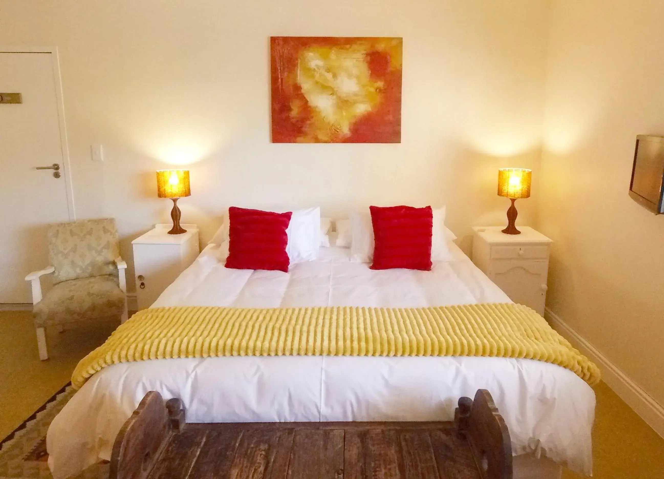 Deluxe King Room - single occupancy in Dolphin Inn Guesthouse Deluxe King Room - single occupancy in Dolphin Inn Guesthouse