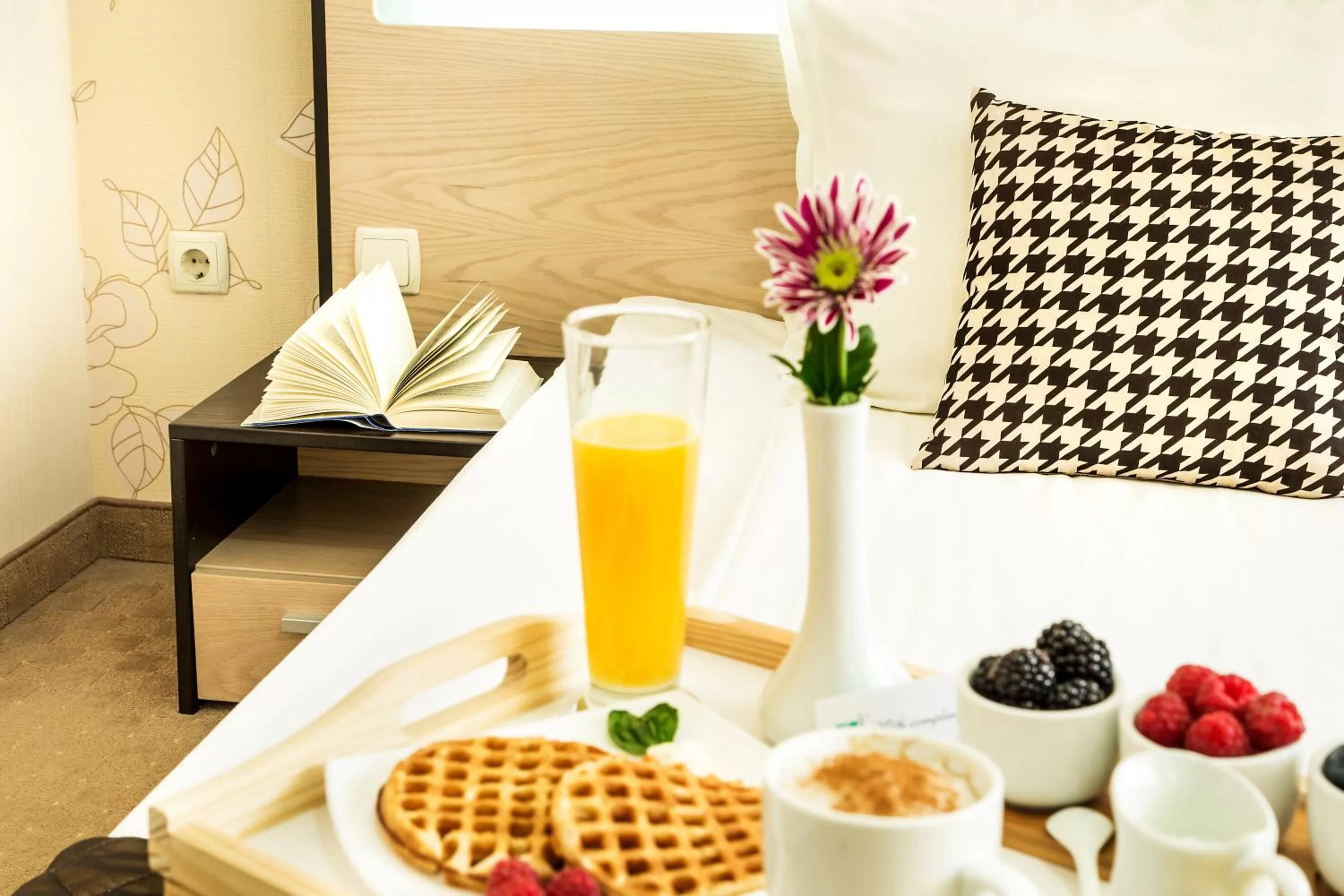 Food and drinks in City Avenue Hotel by HMG-Free Parking-Free Wi-Fi