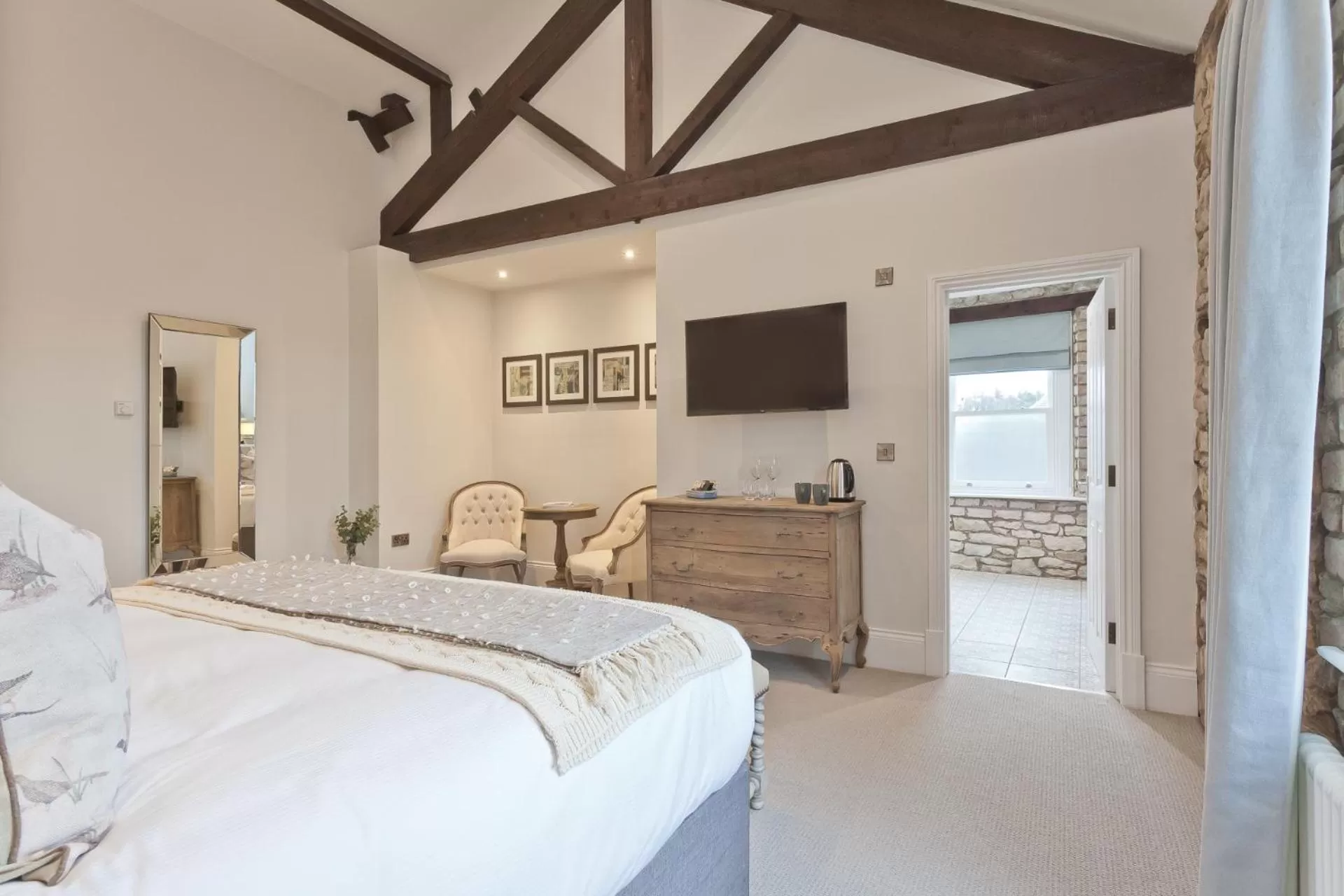 TV and multimedia, Bed in Tithe Barn - Self Check In Hotel