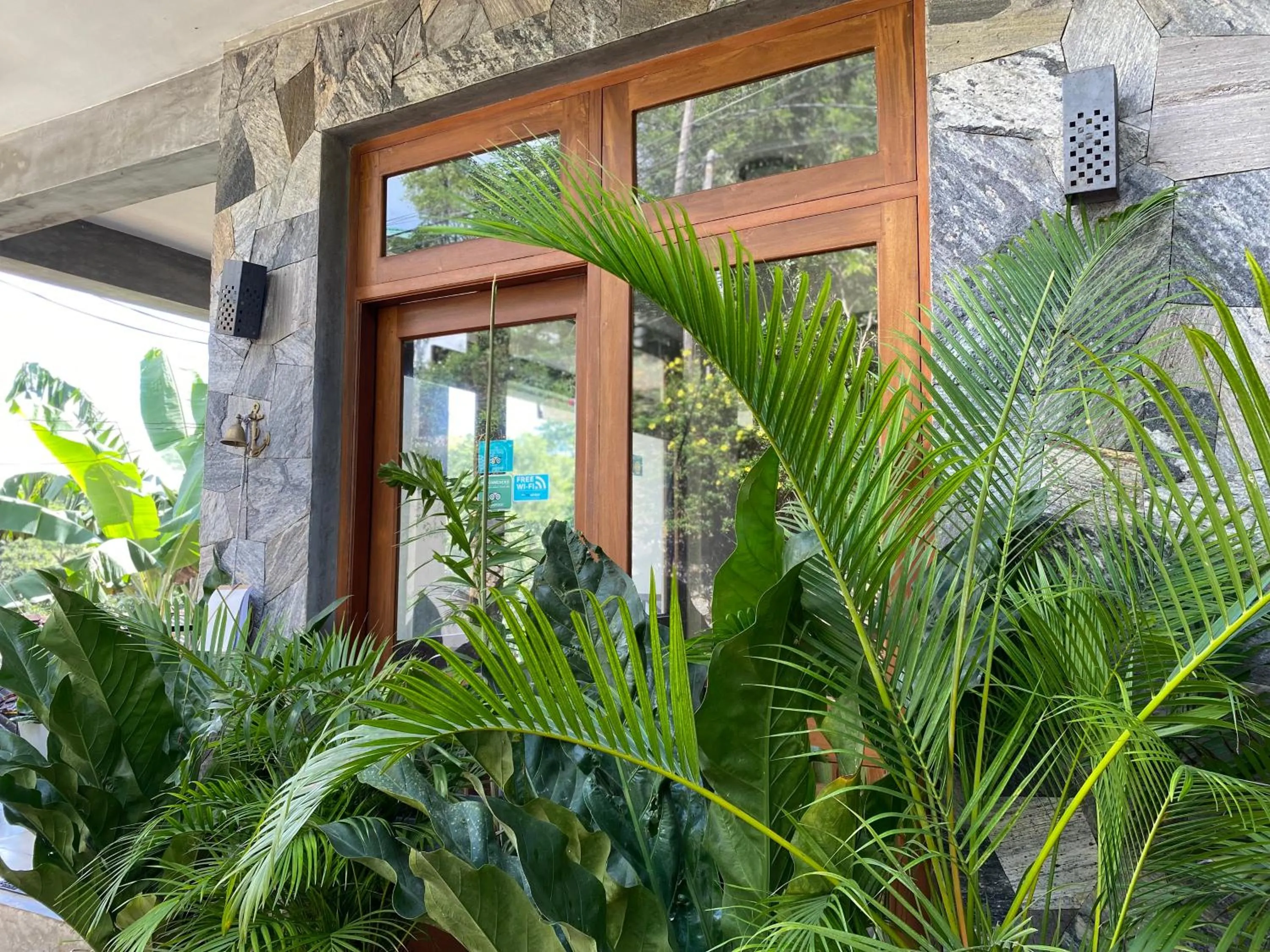 Facade/entrance in Hanthana House