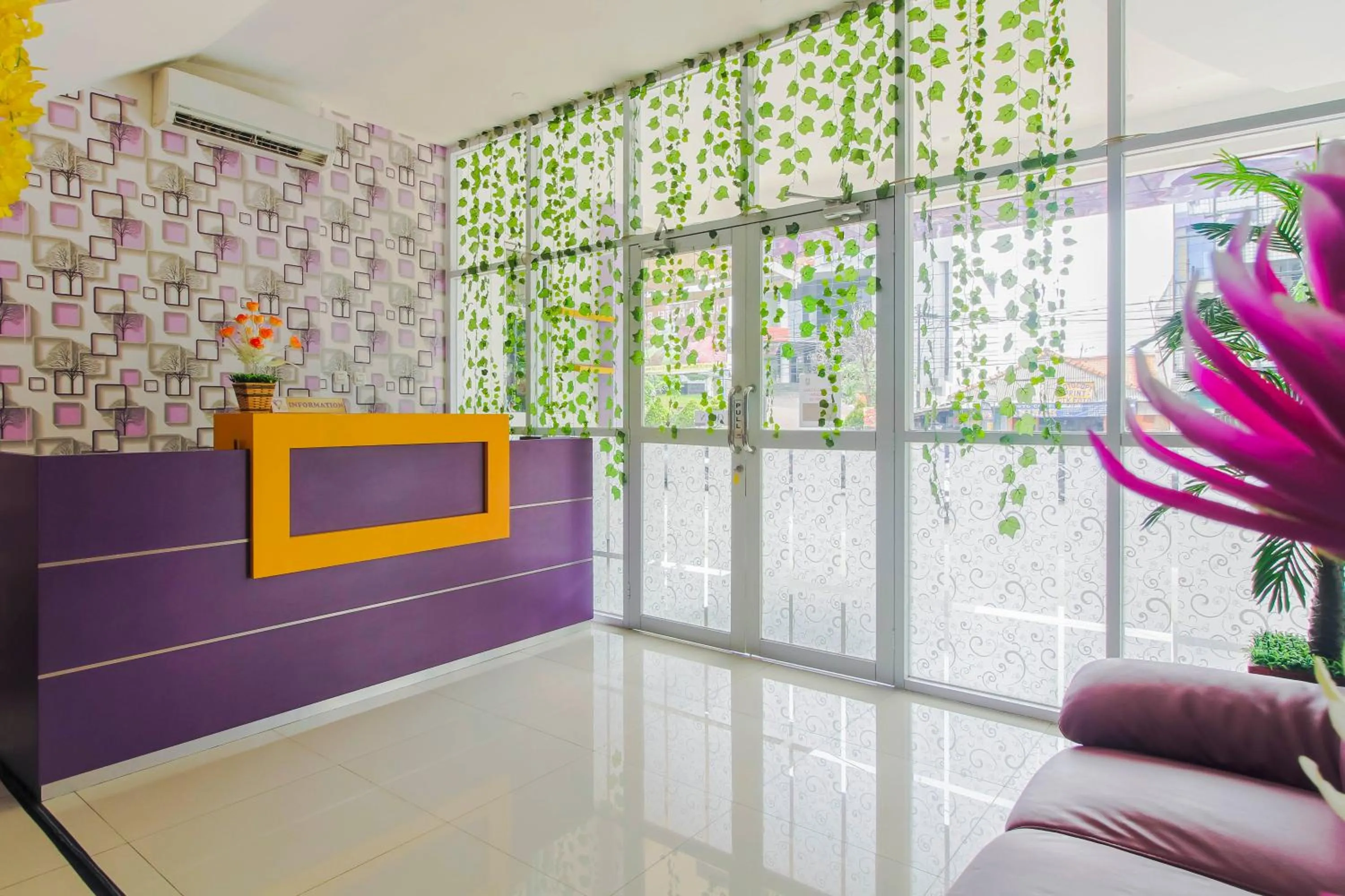 Lobby or reception in RedDoorz Plus near Stasiun Bekasi