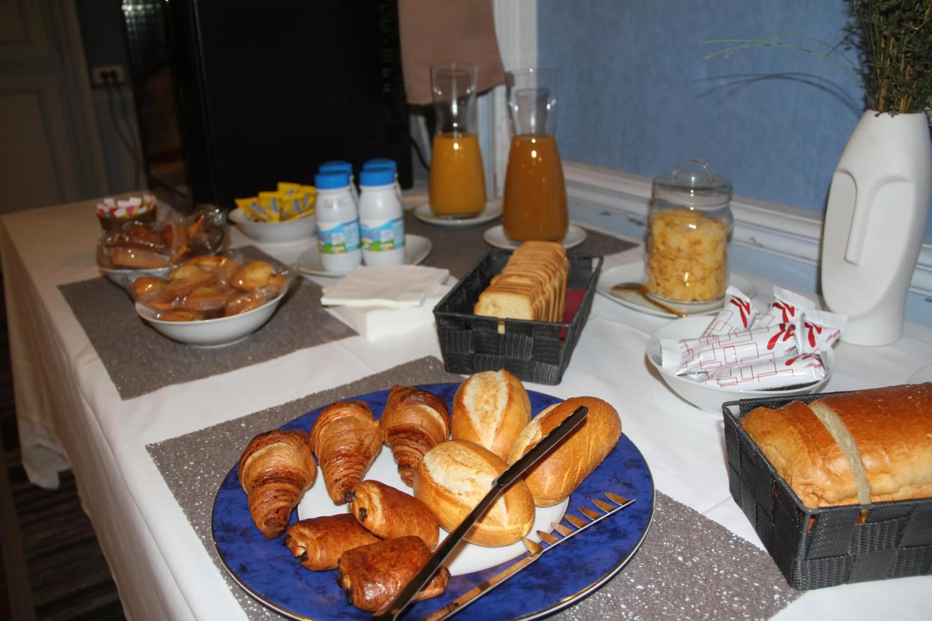Breakfast in Hôtel Particulier CHÂTEAU DES MARAIS Proximité et vue sur le Lac de Grand lieu