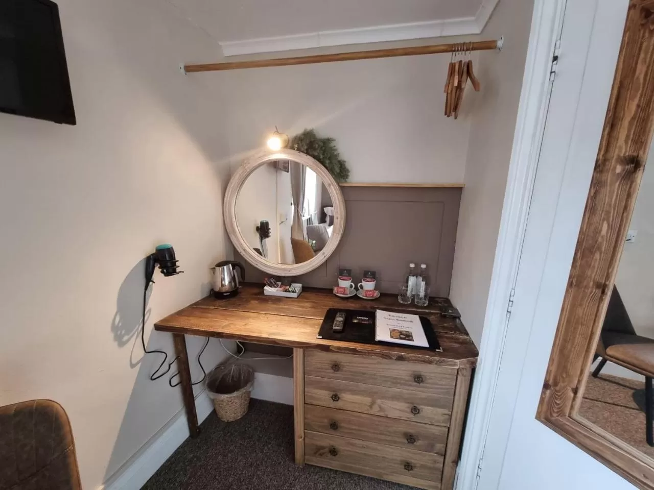 hair dresser, Kitchen/Kitchenette in Creates