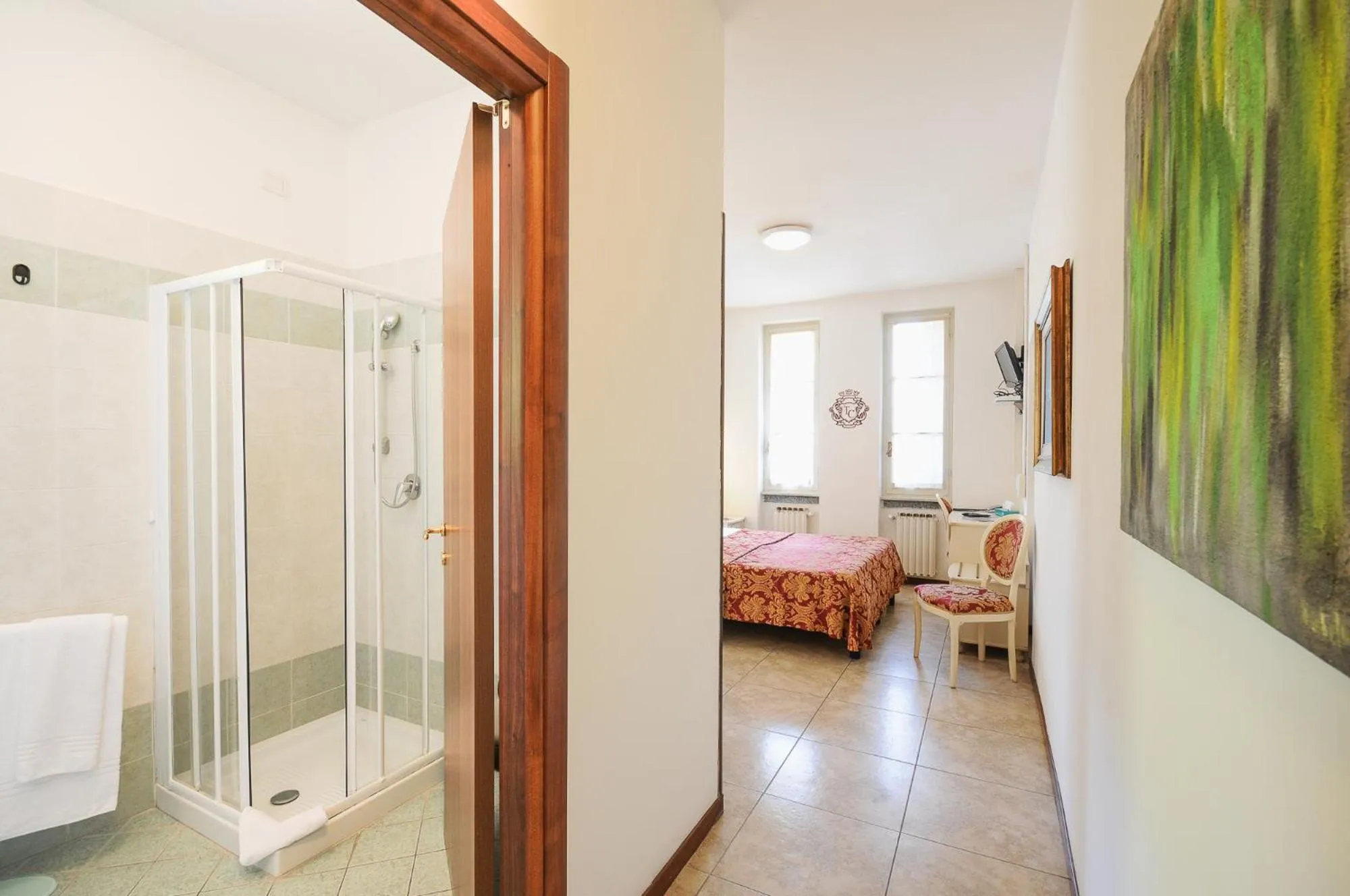 Shower, Bed in Hotel Terzo Crotto