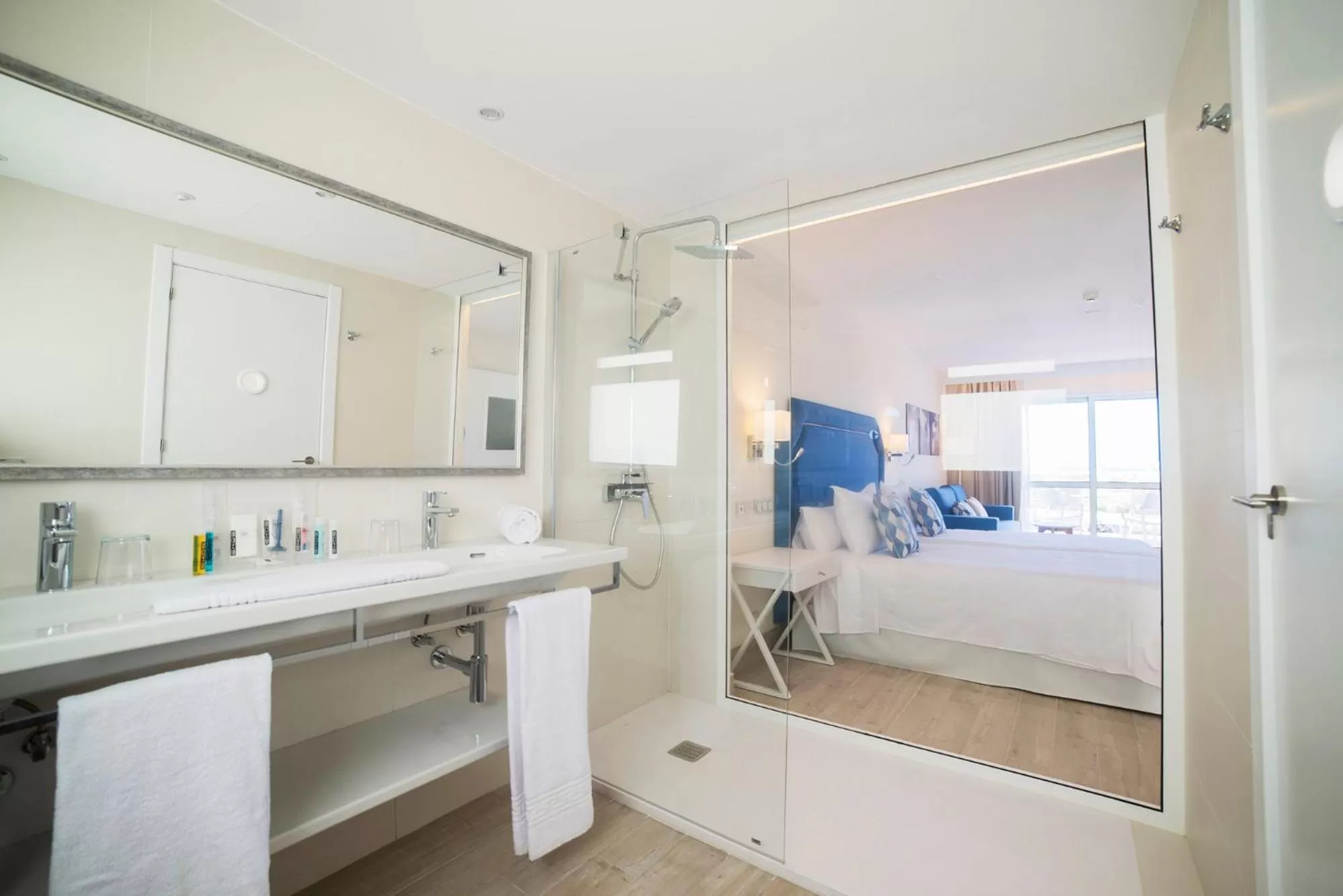 Shower, Bed in Hotel Boutique TAO Caleta Mar