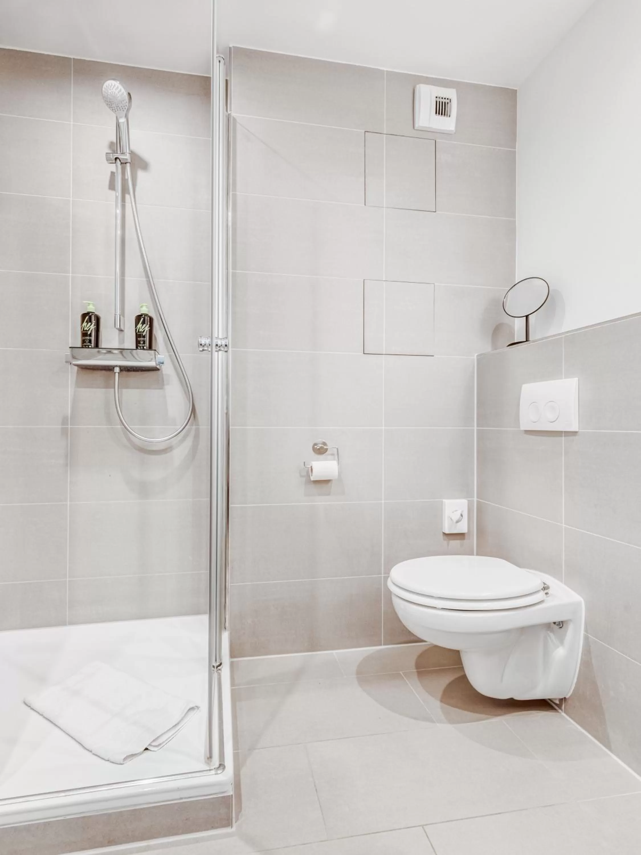 Shower in Limehome Darmstadt Wilhelminenstraße - Digital Access