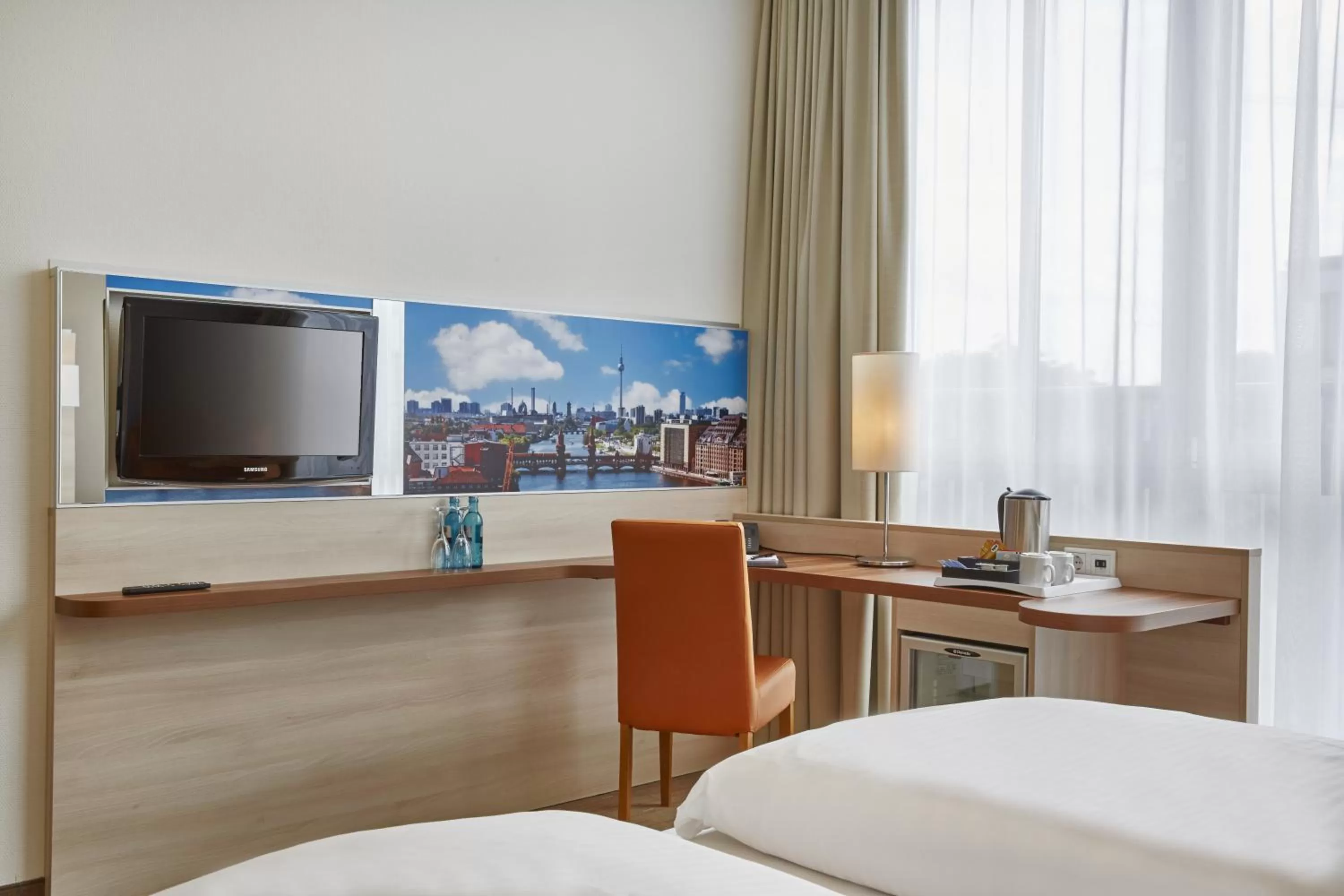 Coffee/tea facilities, Bed in H+ Hotel Berlin Mitte