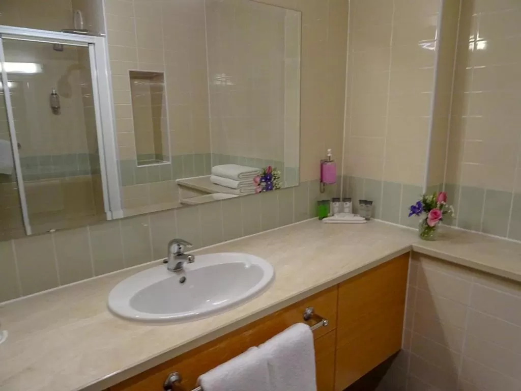 Bathroom in Raheen Woods Hotel