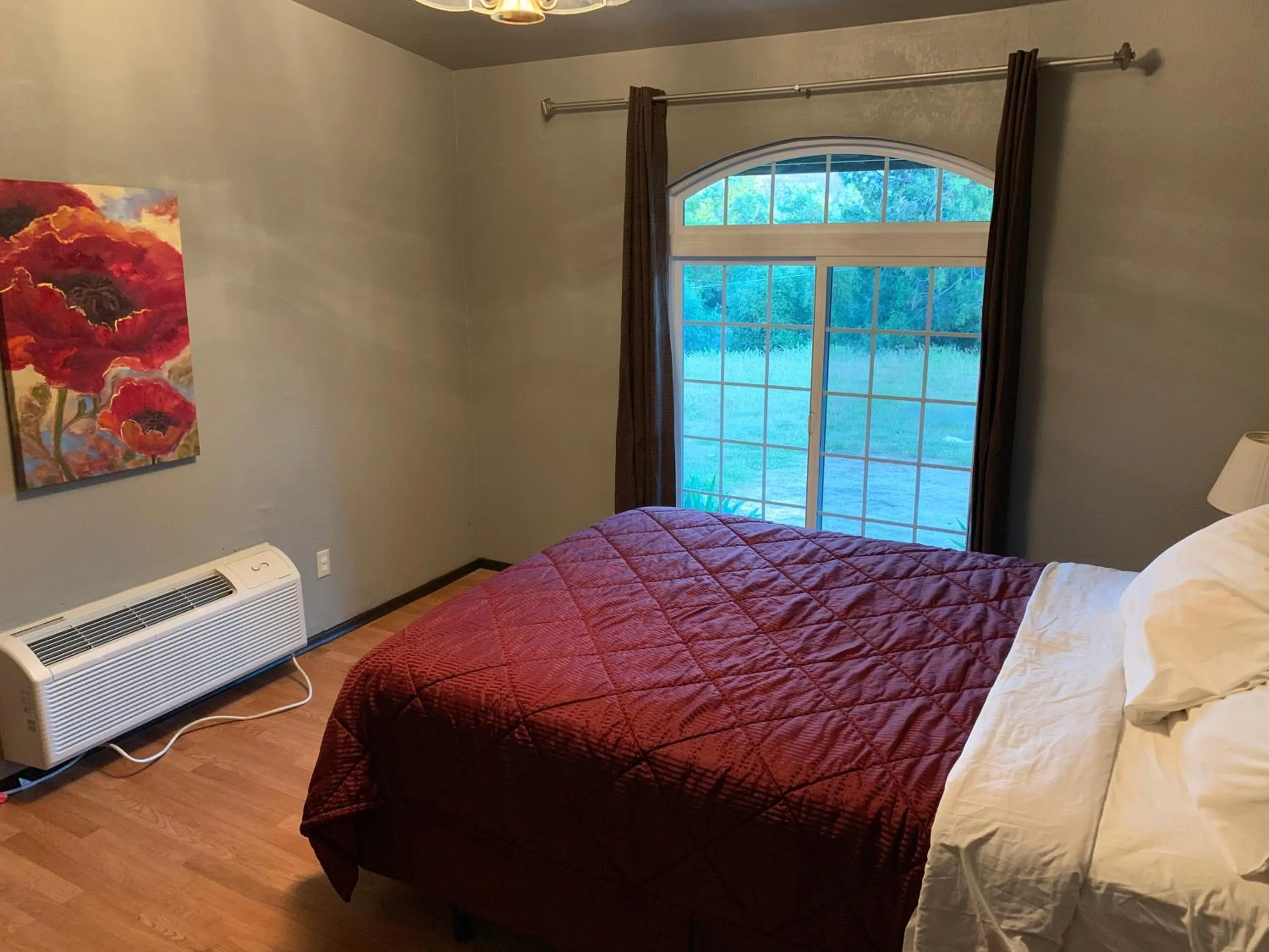 Bed in Mountain Trail Lodge and Vacation Rentals