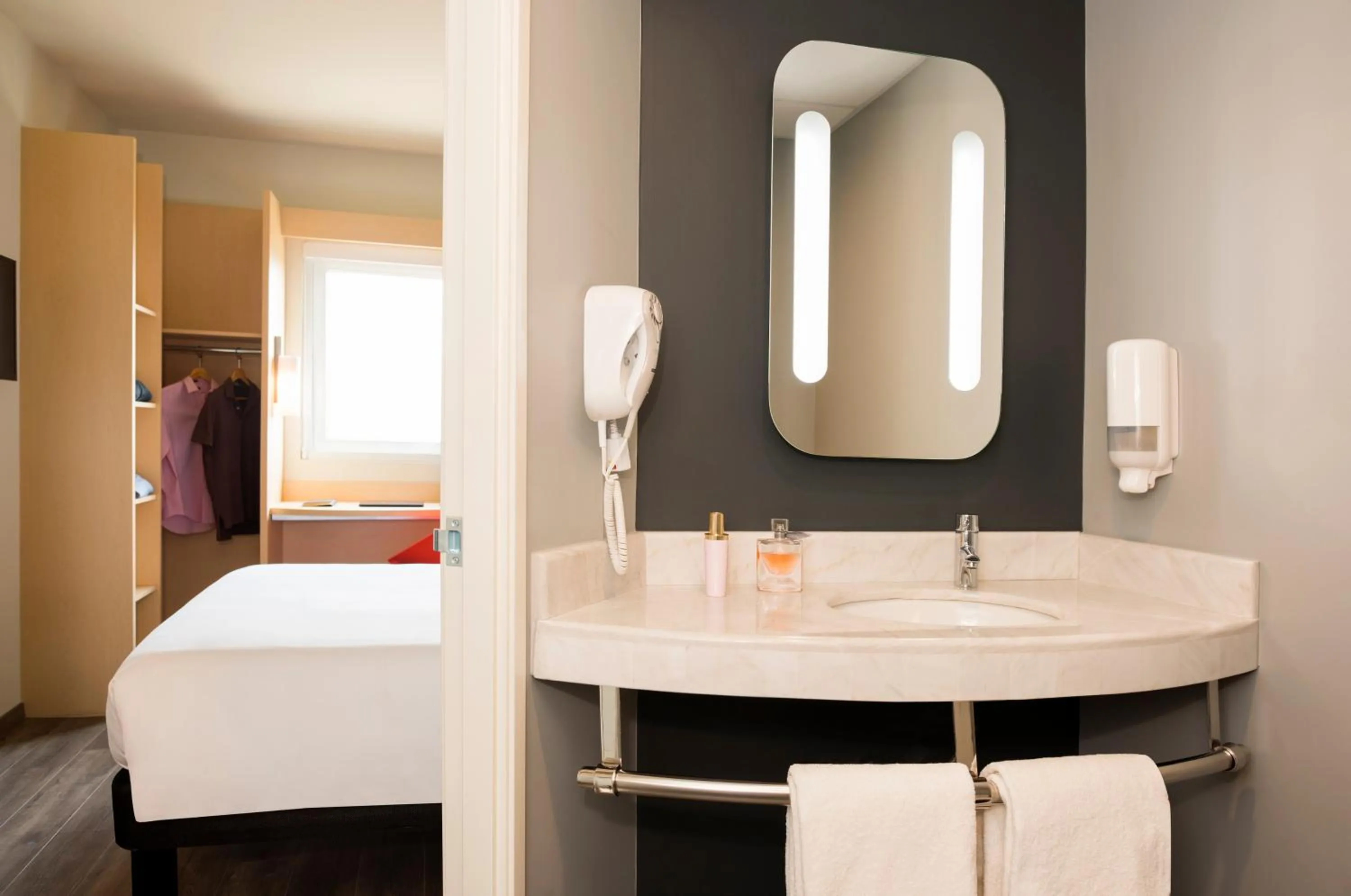 Bathroom, Bed in Ibis Irapuato