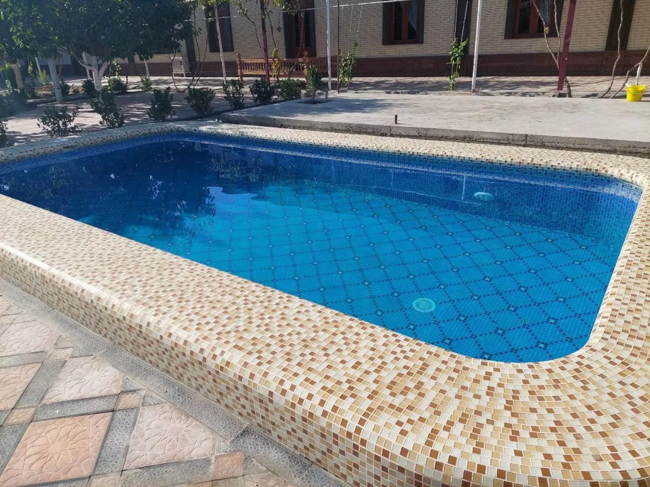 Swimming pool in Samarabonu Hotel