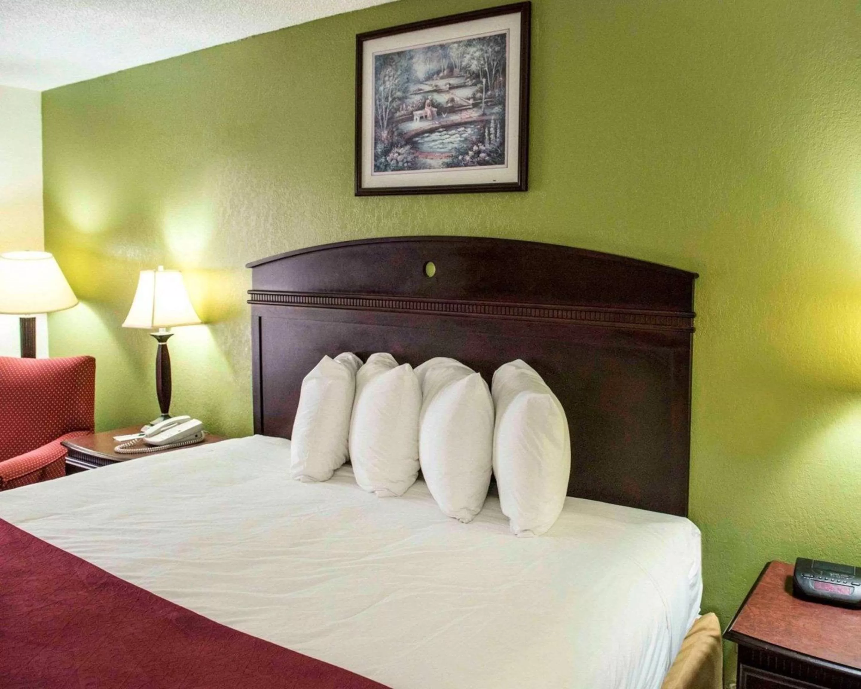 Photo of the whole room, Bed in Quality Inn Chipley I-10 at Exit 120