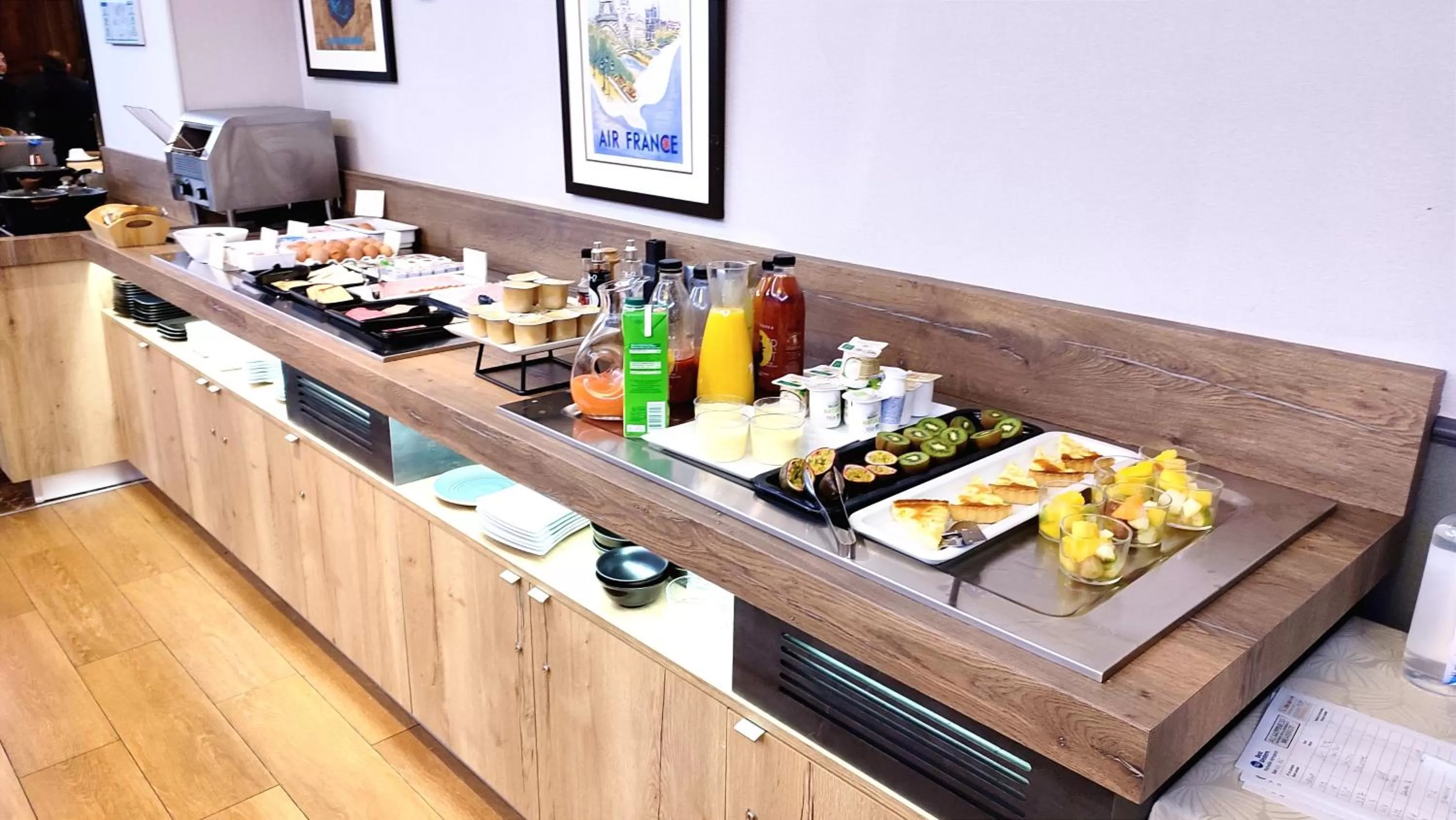 Buffet breakfast in Best Western Marseille Aeroport