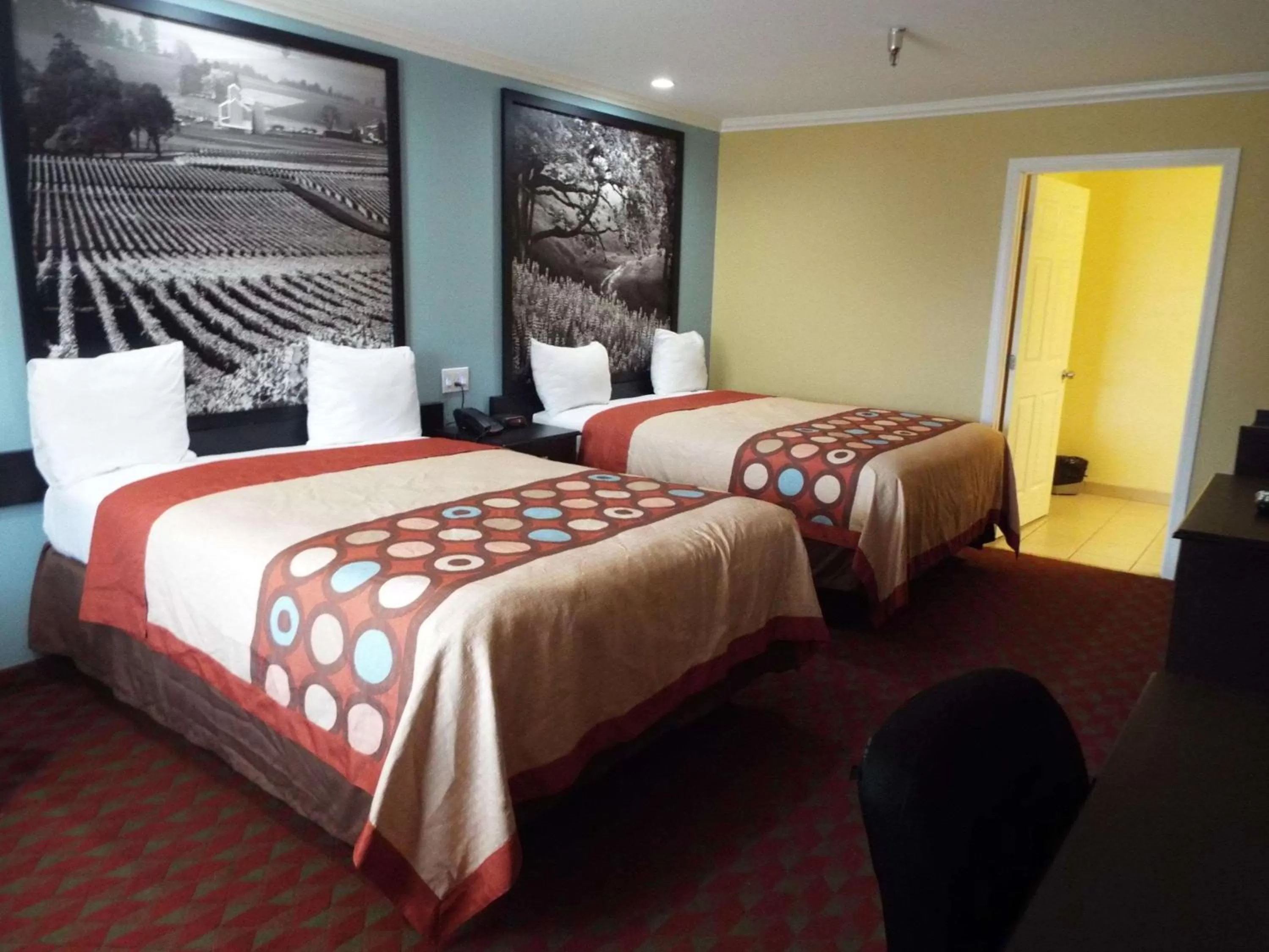 Photo of the whole room, Bed in INN at King City