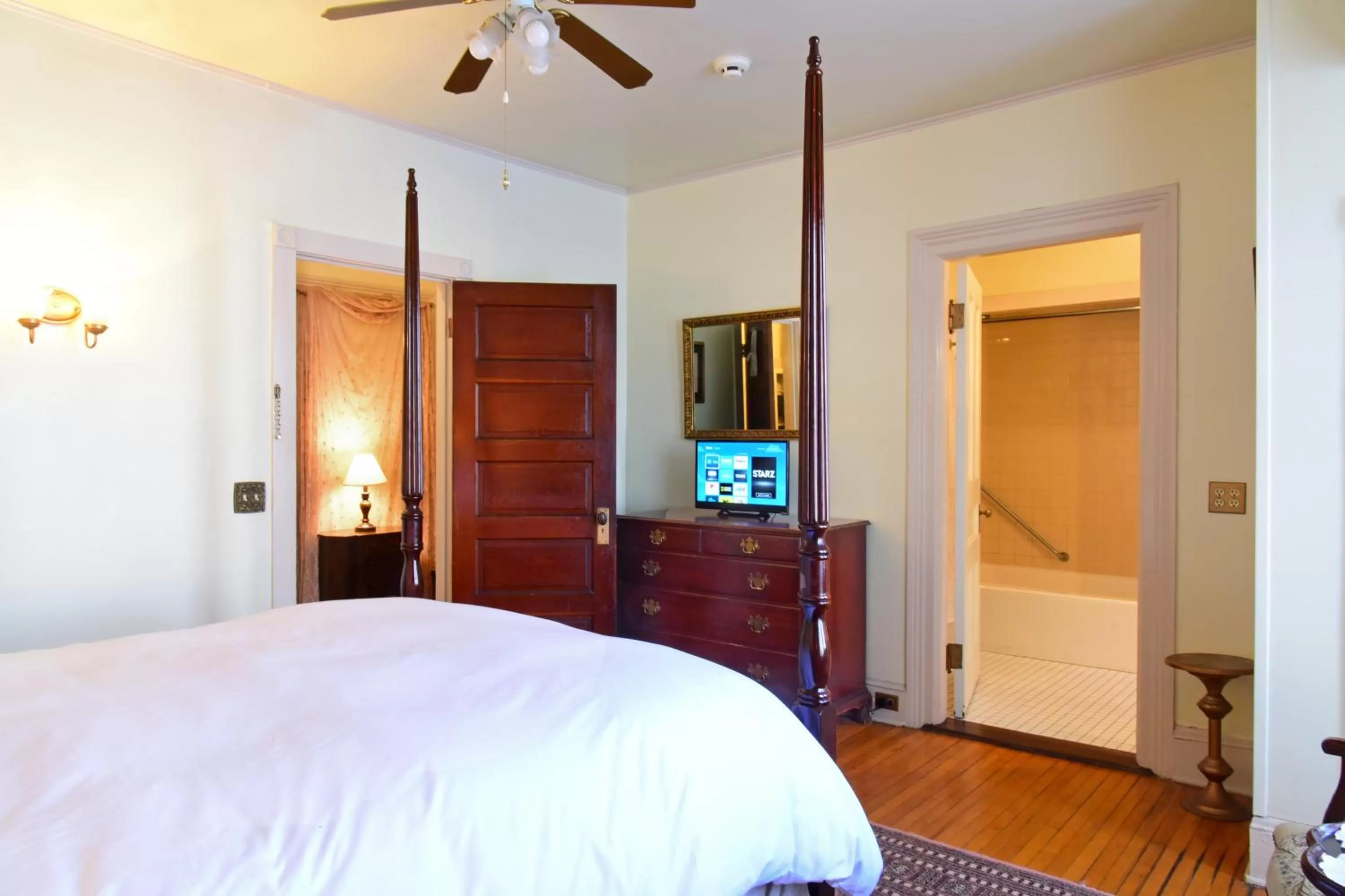 Photo of the whole room, Bed in Wainwright Inn