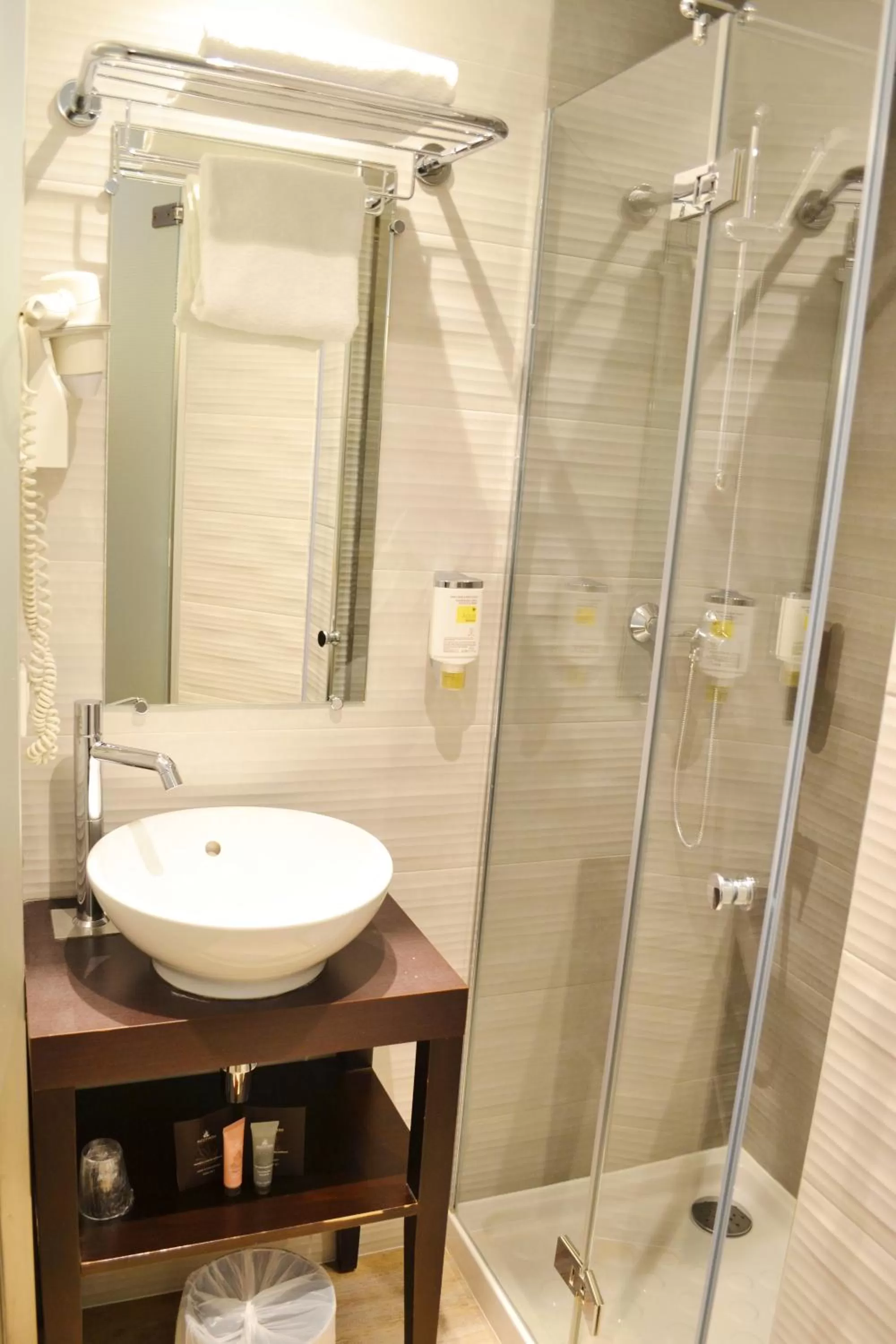 Shower in Hôtel de l'Exposition - Tour Eiffel