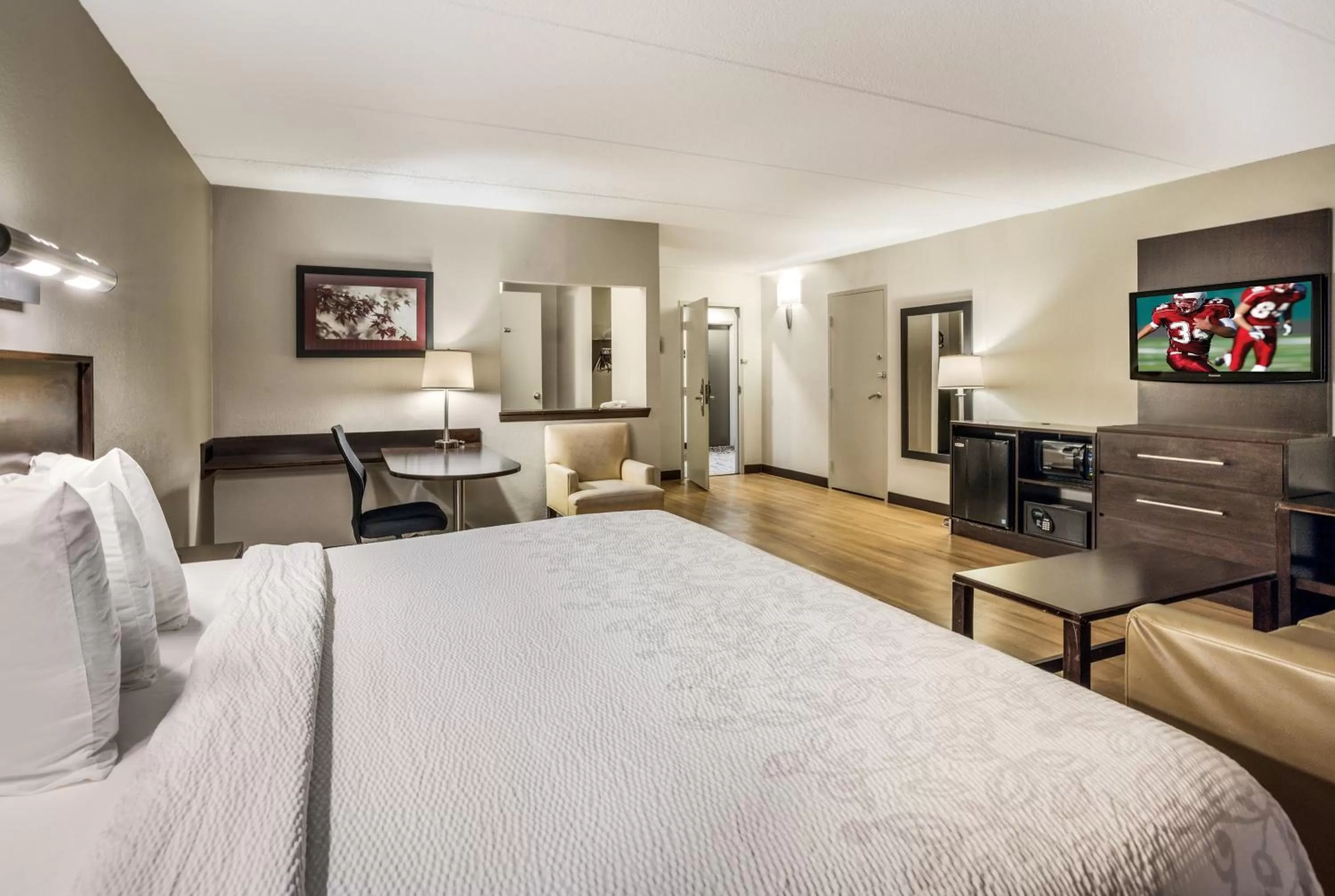 Photo of the whole room, Bed in Red Roof Inn PLUS+ Boston - Woburn/ Burlington