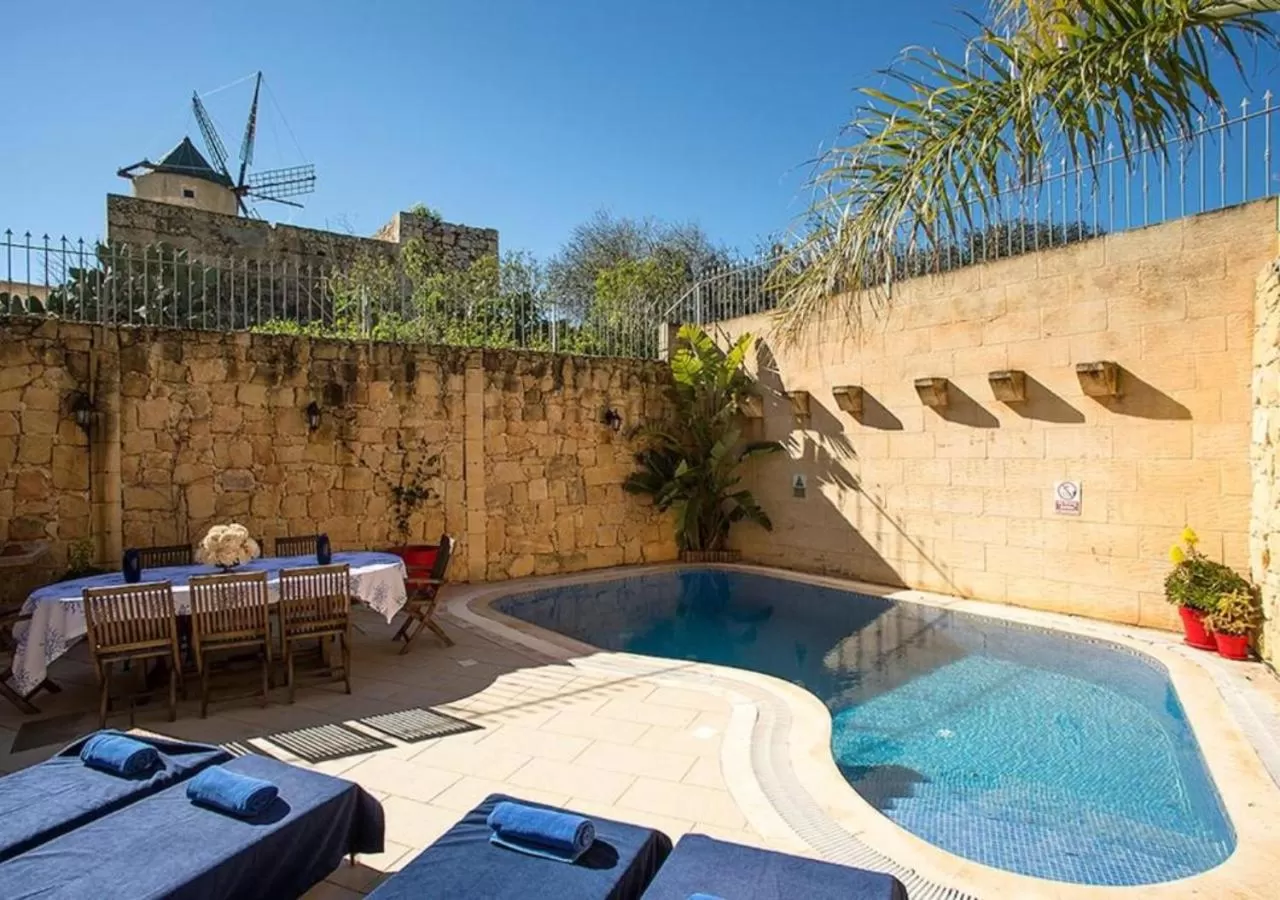 Pool view, Swimming Pool in Betty Cake B&B