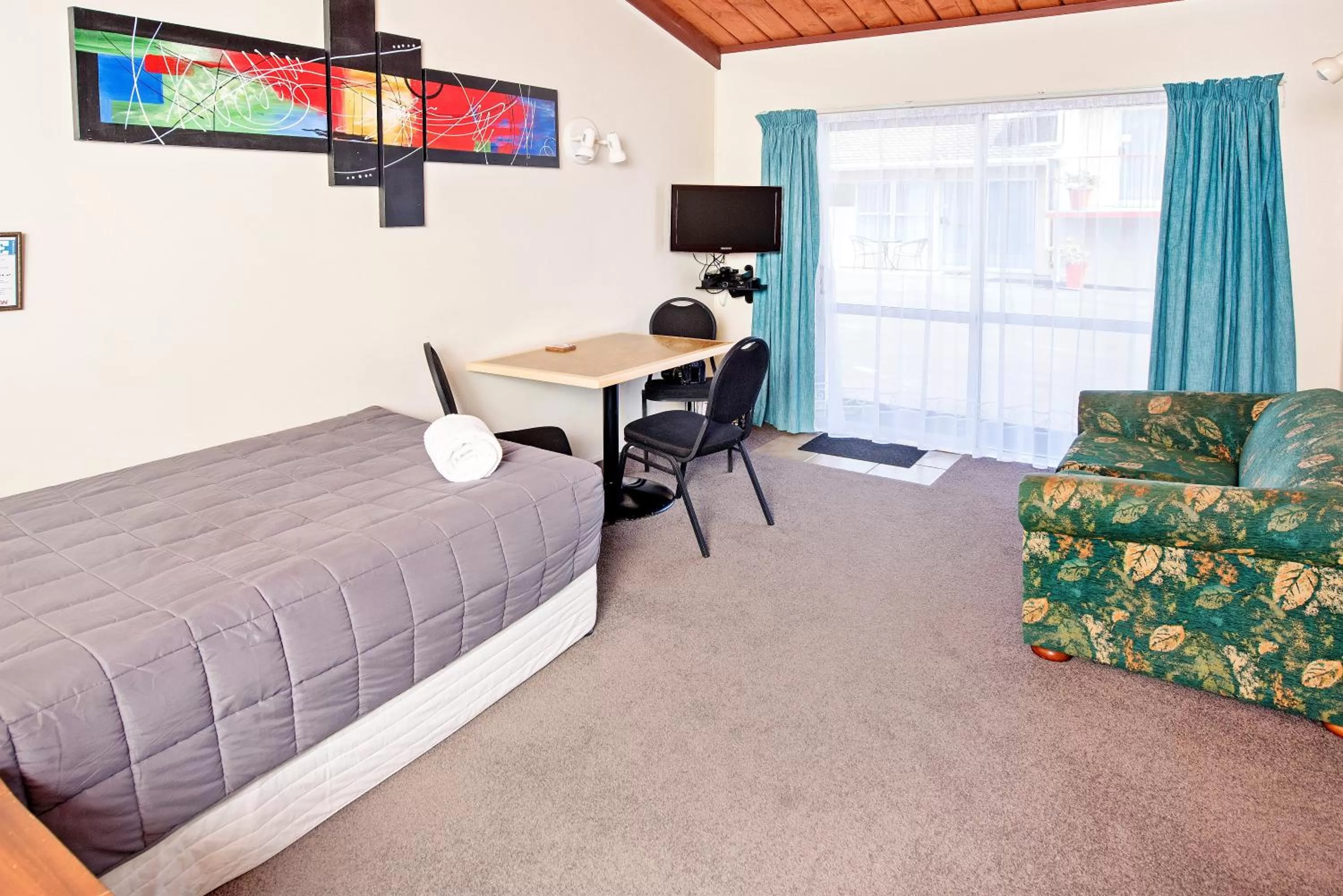 Living room, Bed in Tourist Court Motel