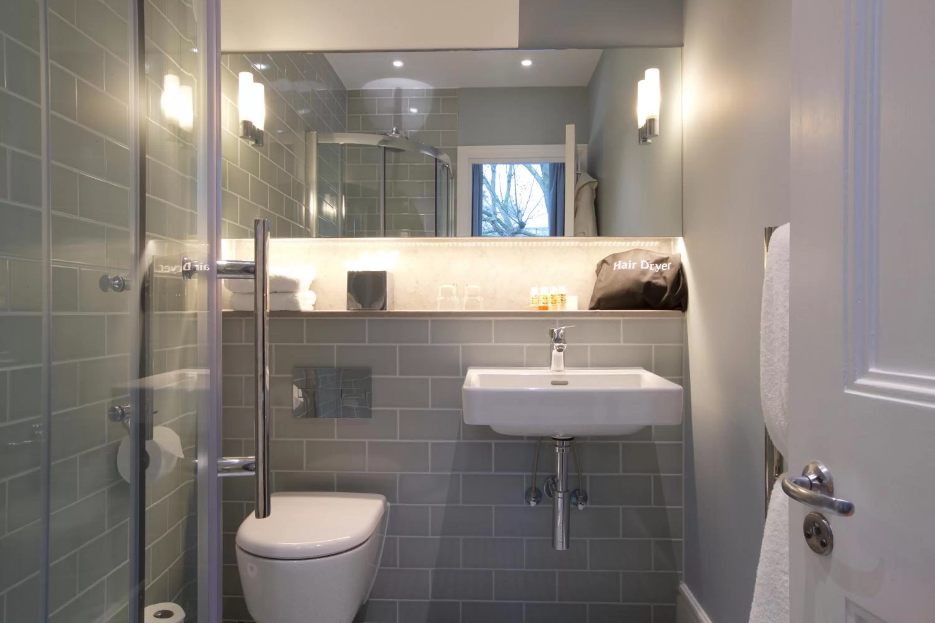 Shower in 54 Queen's Gate Hotel