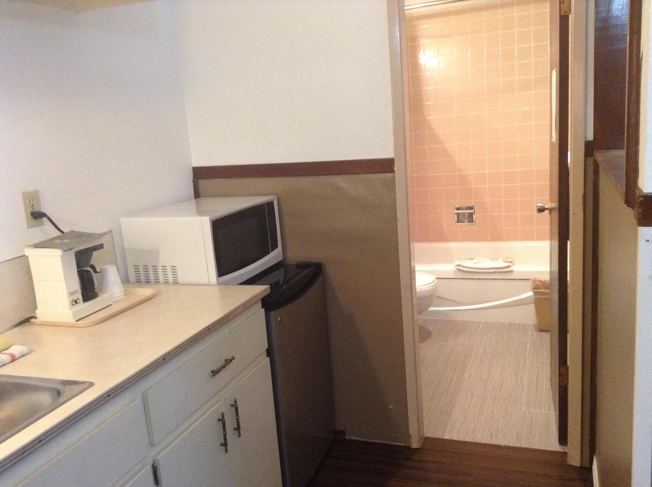 Kitchen/Kitchenette in Falcon Nest Motel