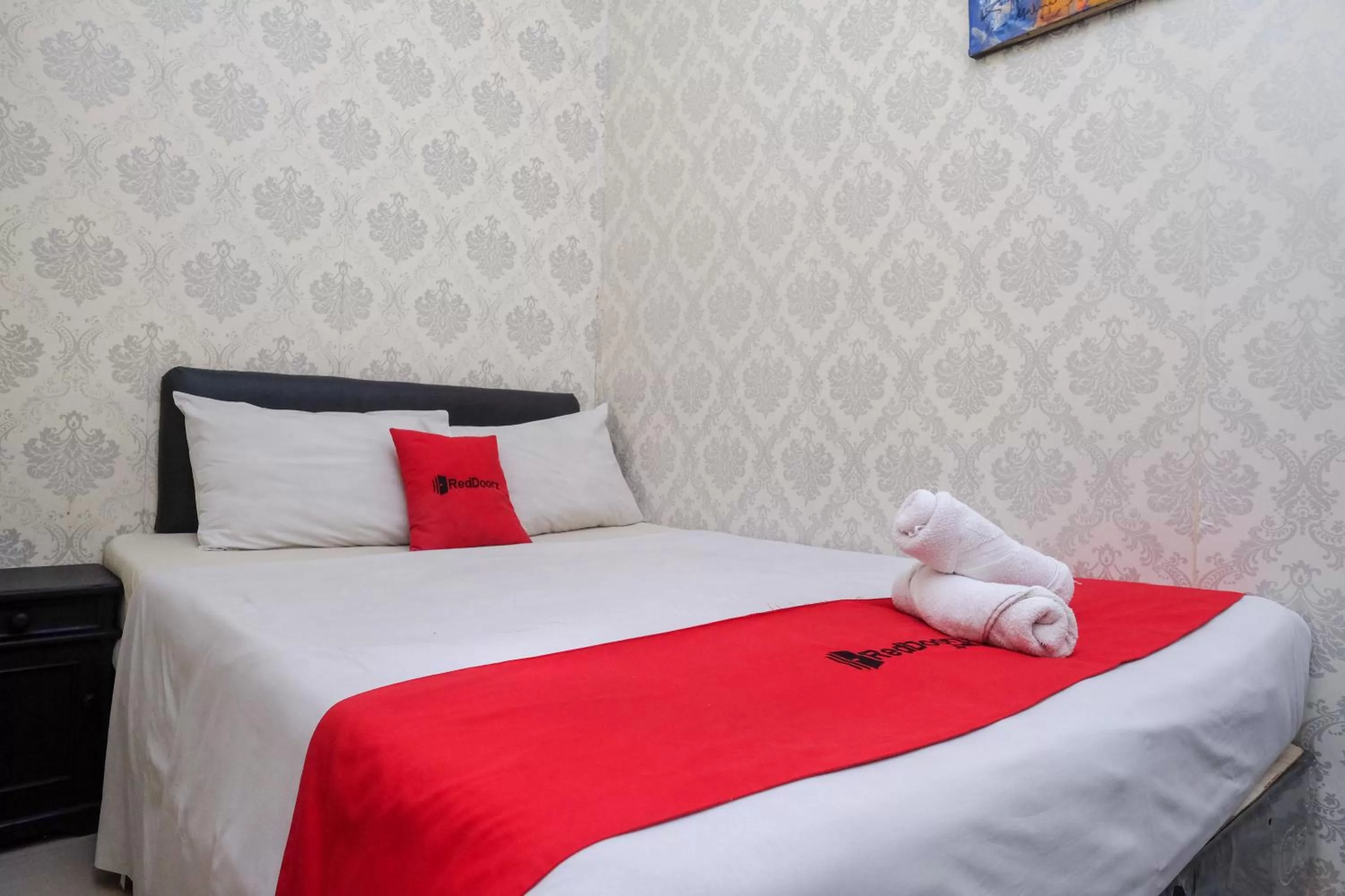 Bedroom, Bed in RedDoorz at Mamagayo Inn Yogyakarta