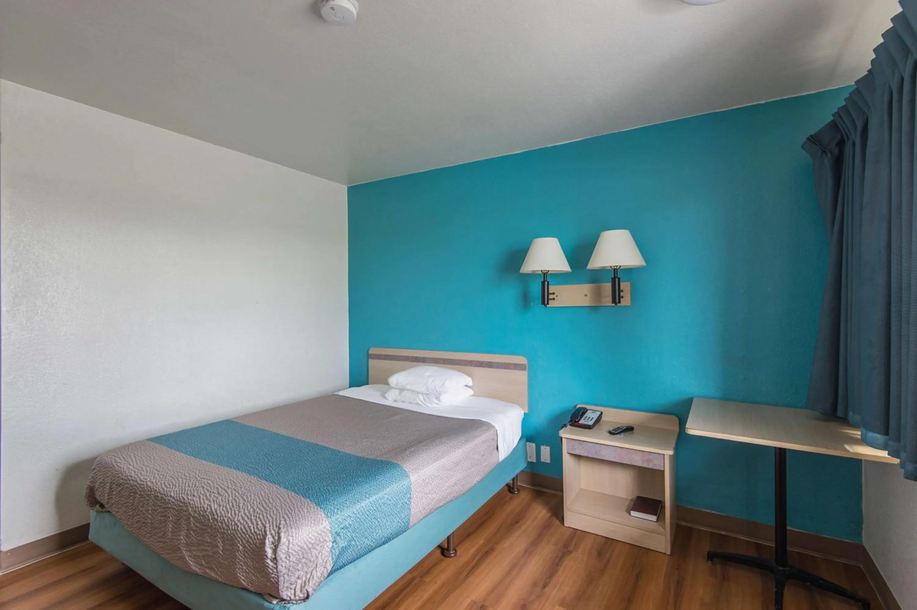 Photo of the whole room, Bed in Motel 6 Kansas City, MO - Airport