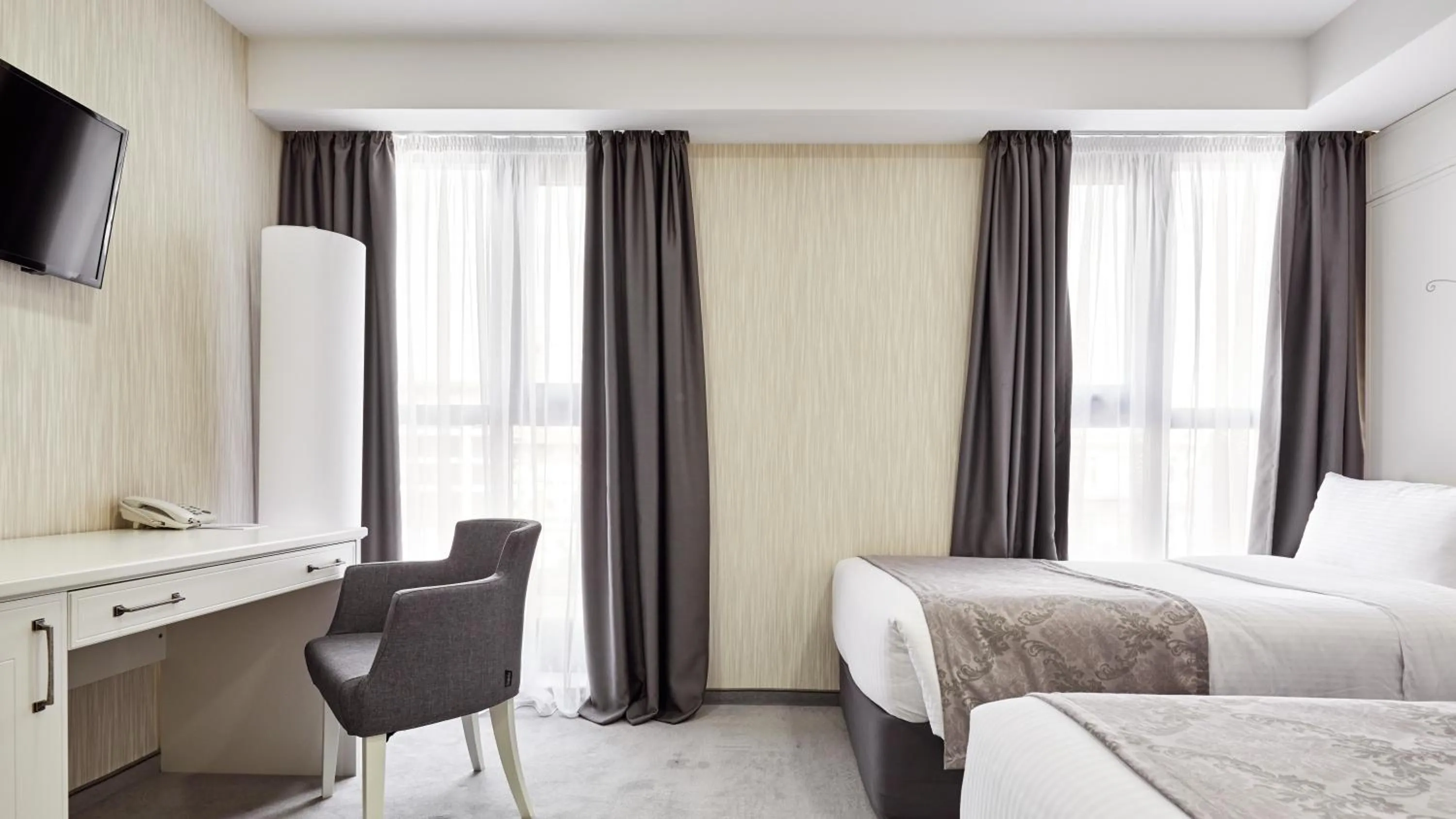 Bedroom, Bed in Gallery Palace Hotel