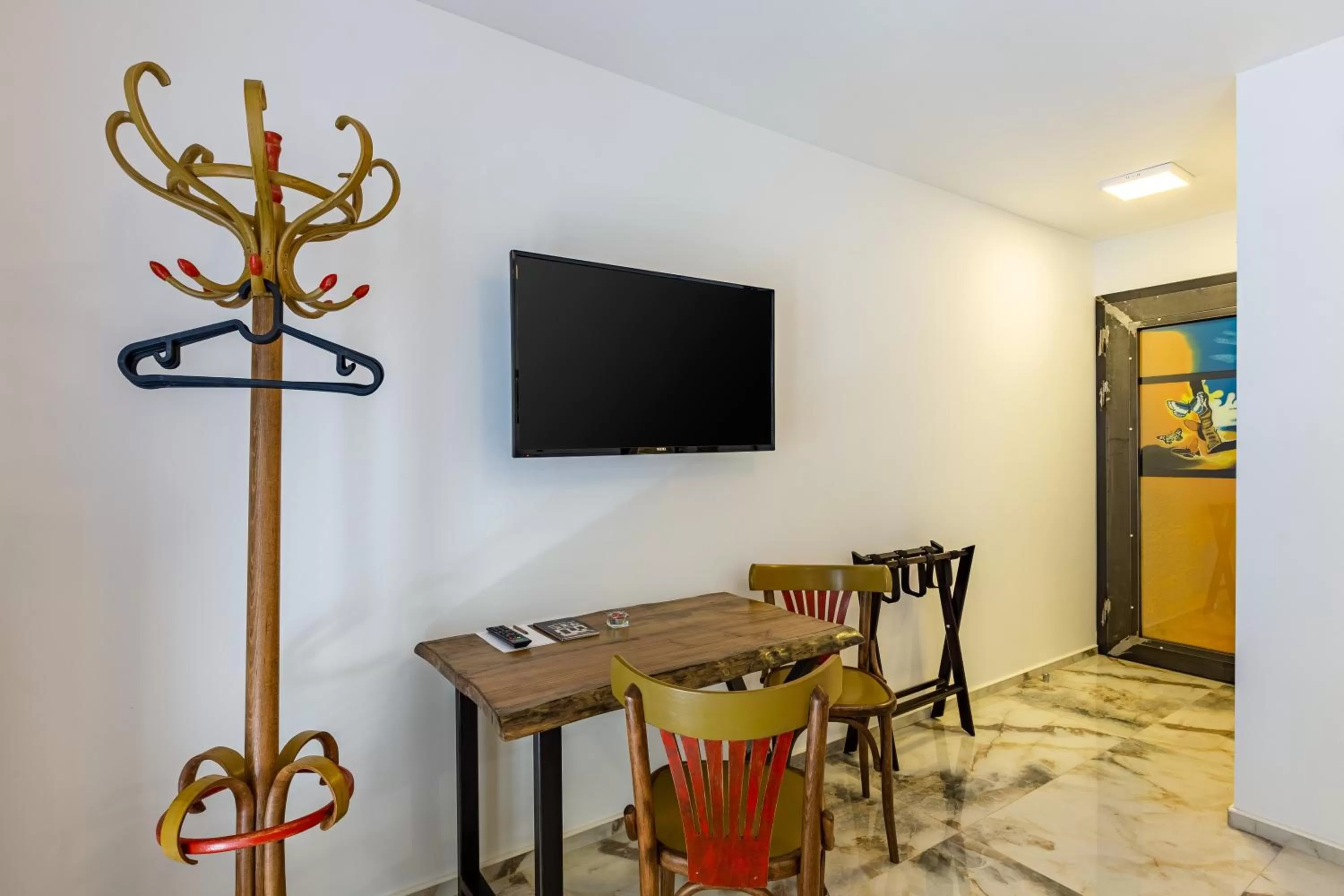 TV and multimedia in Villa Pera Suite Hotel