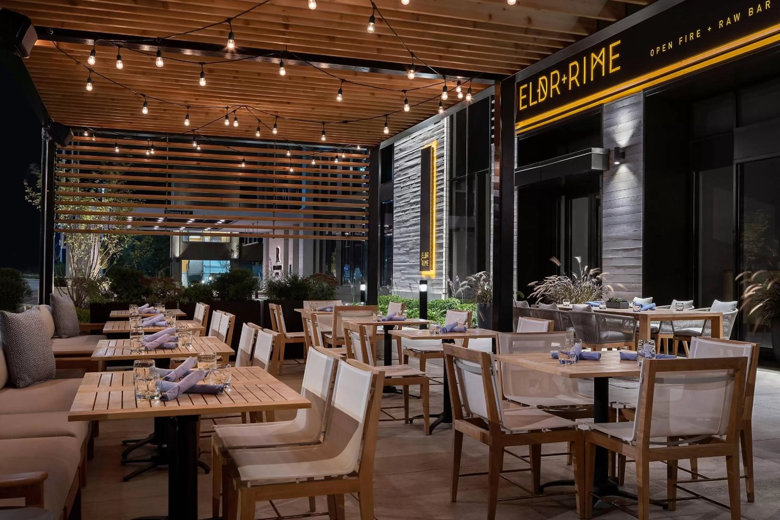 Restaurant/places to eat in Renaissance Milwaukee West Hotel