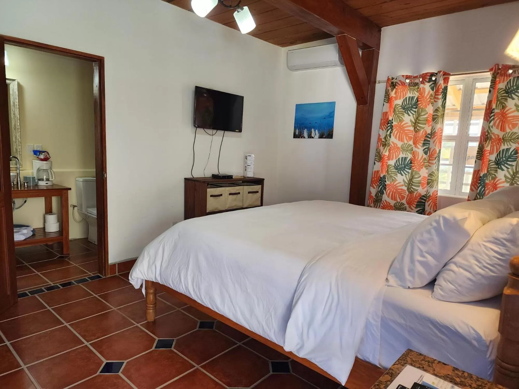 Swimming pool, Bed in The BNB on Triggerfish Close to the airport