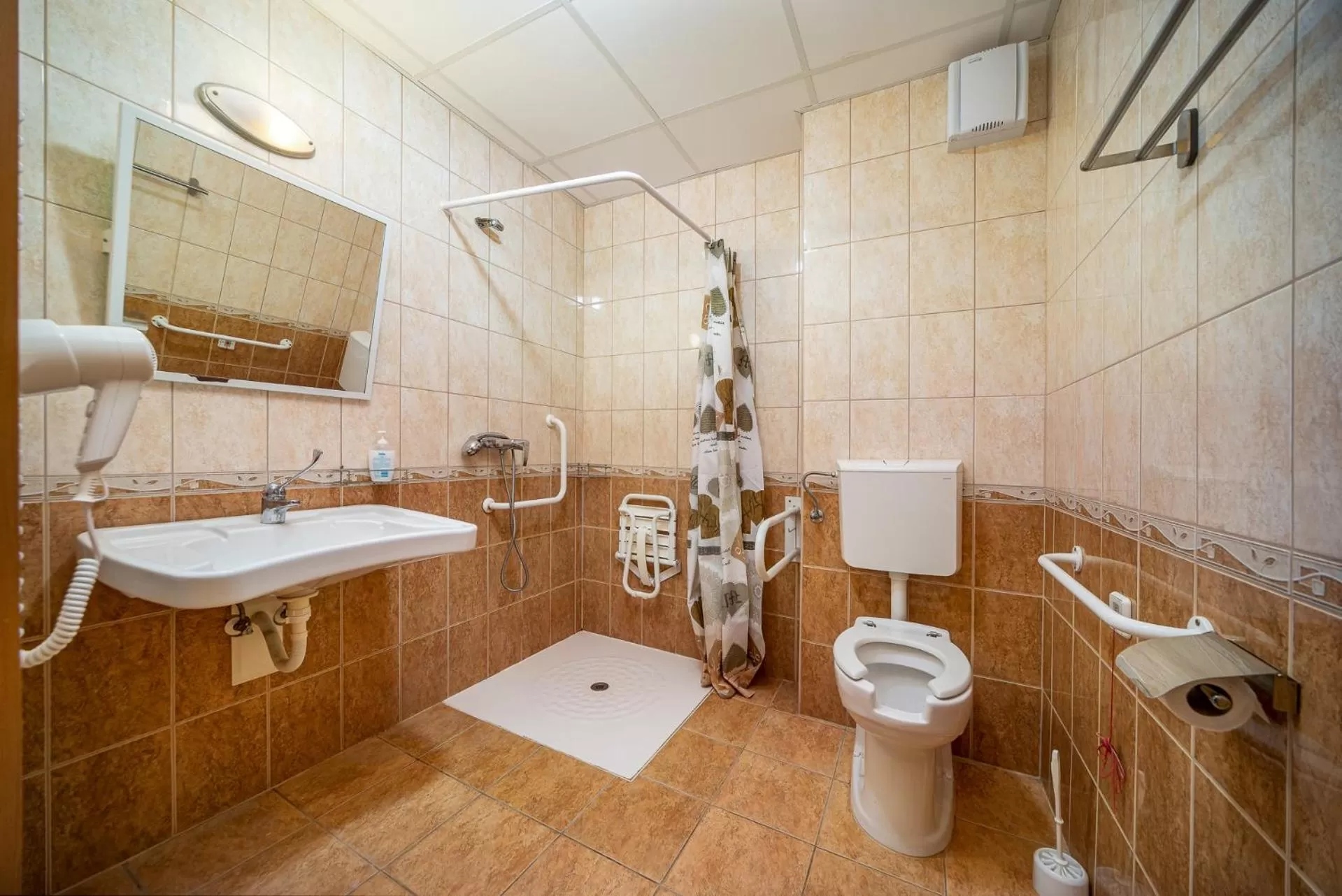 Bathroom in Nefelejcs Hotel