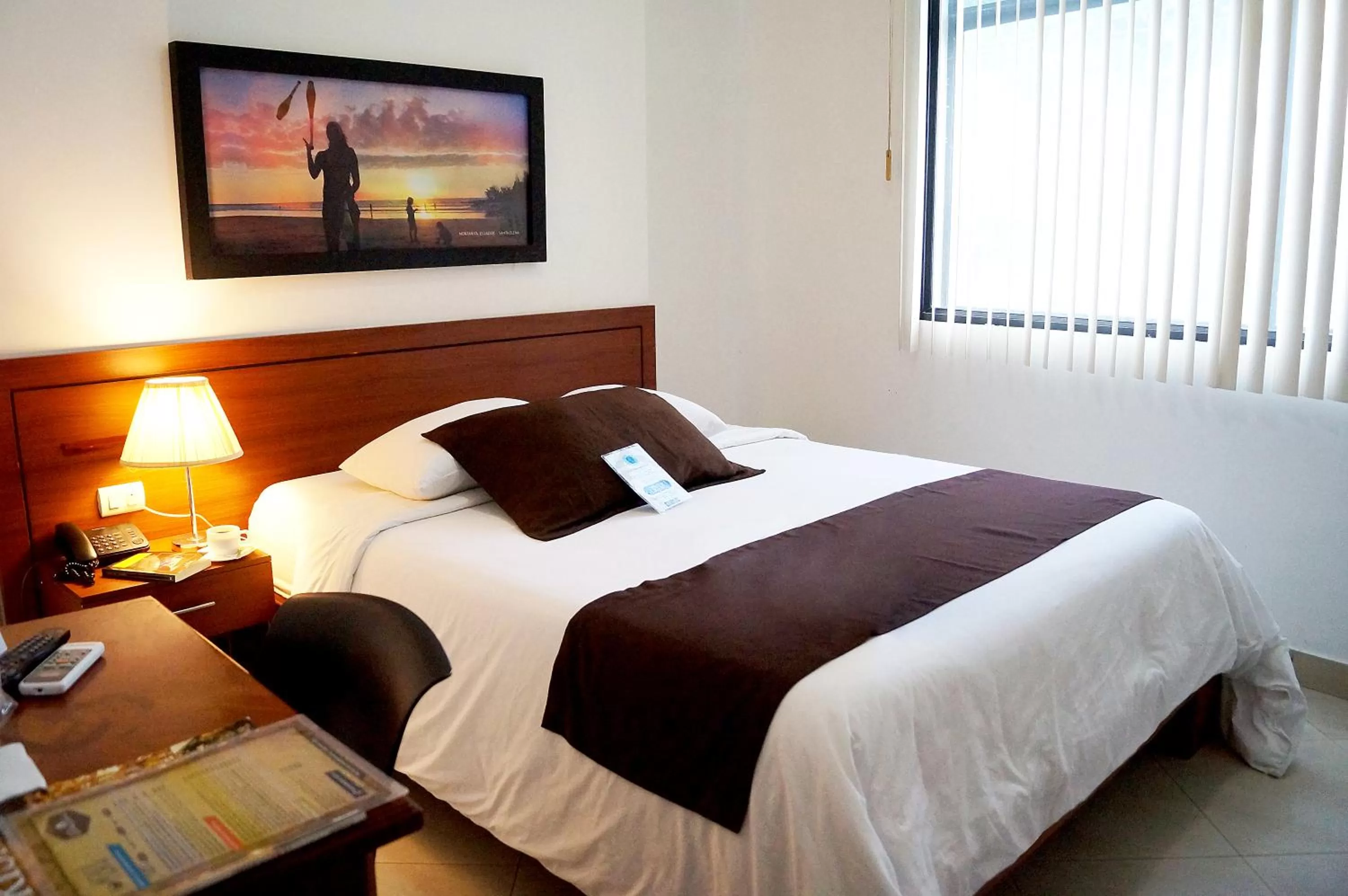 Bed in Hotel Castell - Cerca Del Aeropuerto