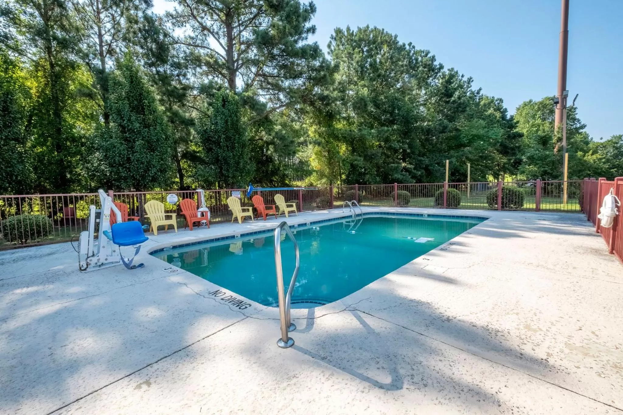 Swimming pool in Red Roof Inn & Suites Wilson