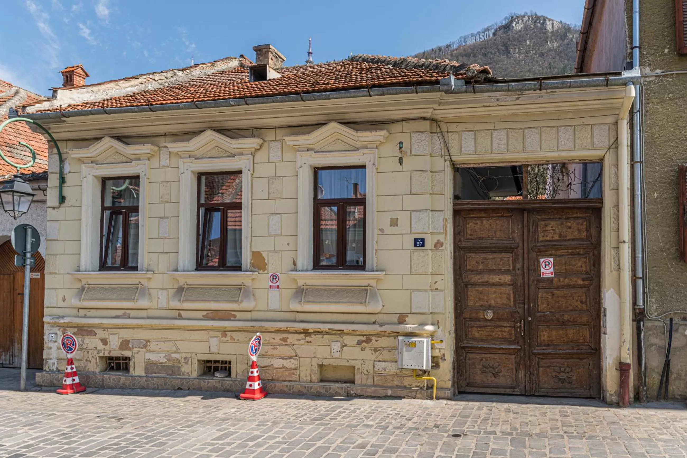 Property building in ALBERT RESIDENCE Brasov with complimentary parking and 10 percent Food and Drinks