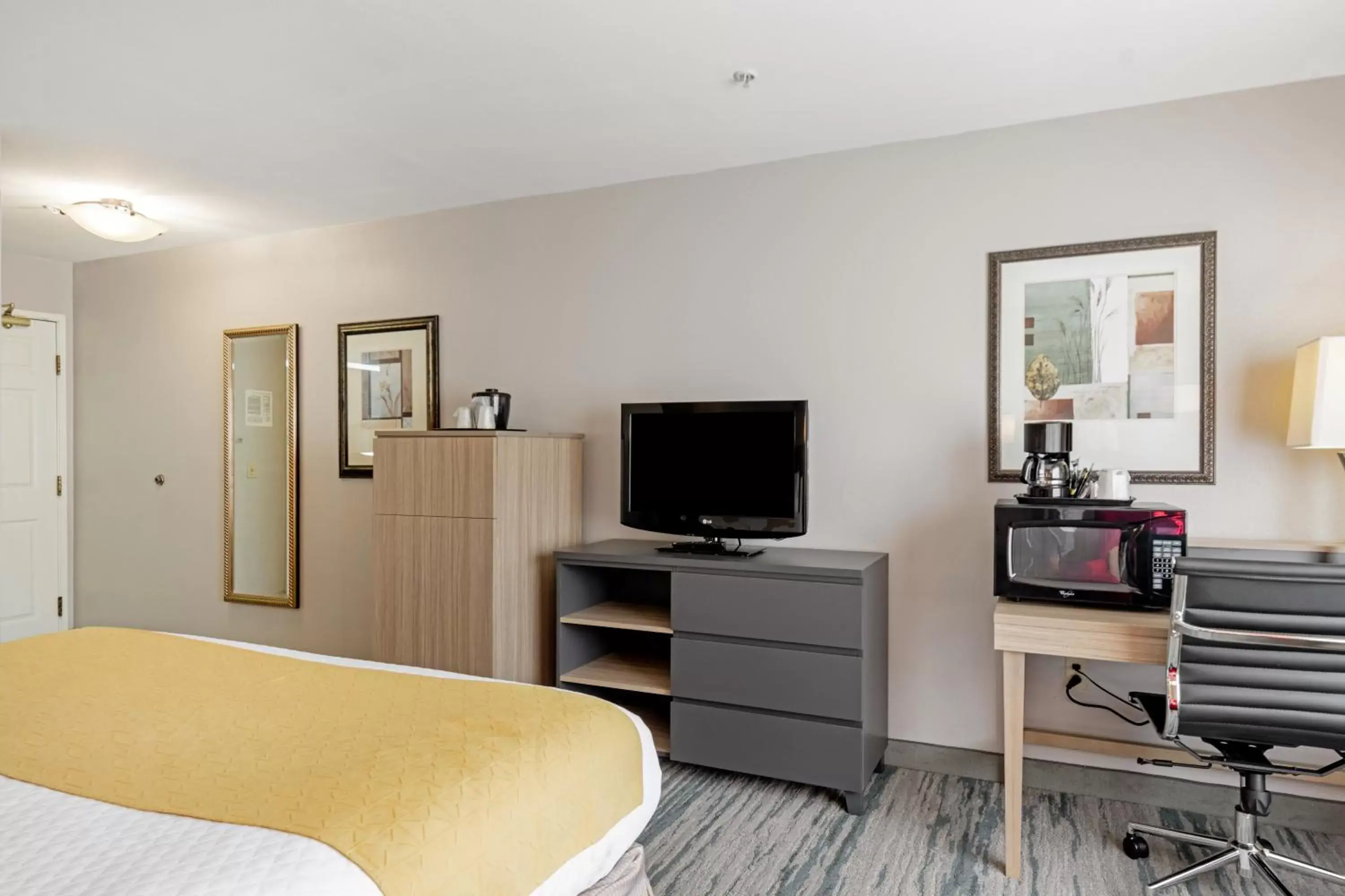 King Room - Non-Smoking in Country Inn & Suites by Radisson, Lewisville, TX King Room - Non-Smoking in Country Inn & Suites by Radisson, Lewisville, TX