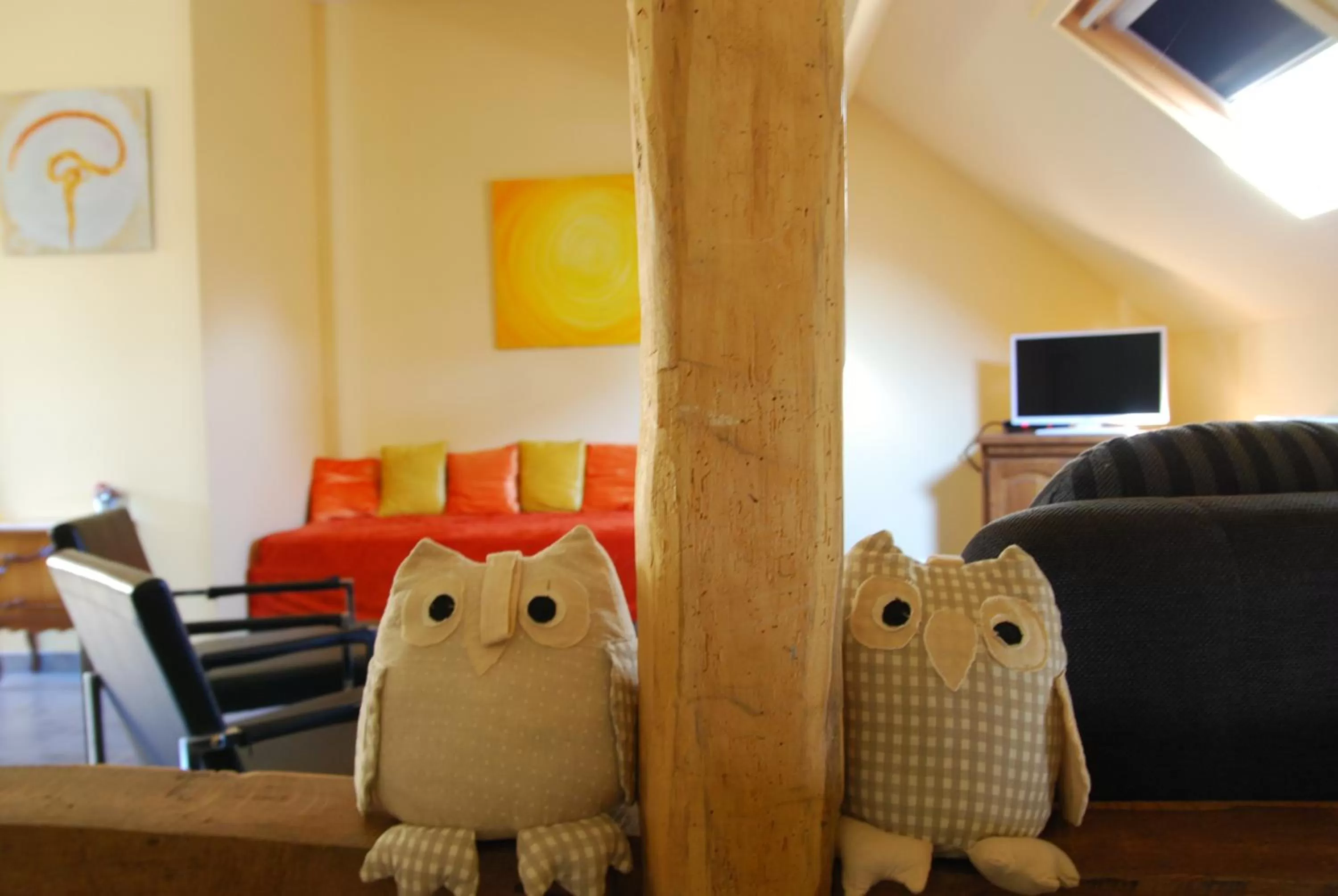 Communal lounge/ TV room in B&B Het Uilennest