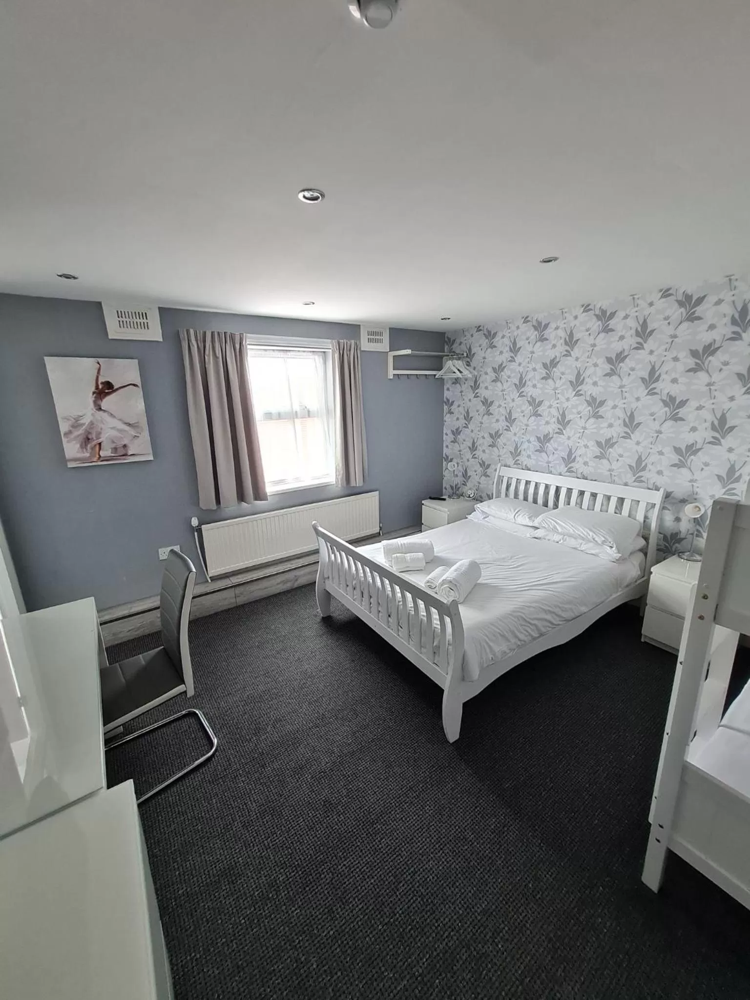 Bedroom, Bed in Queens Plaza Hotel