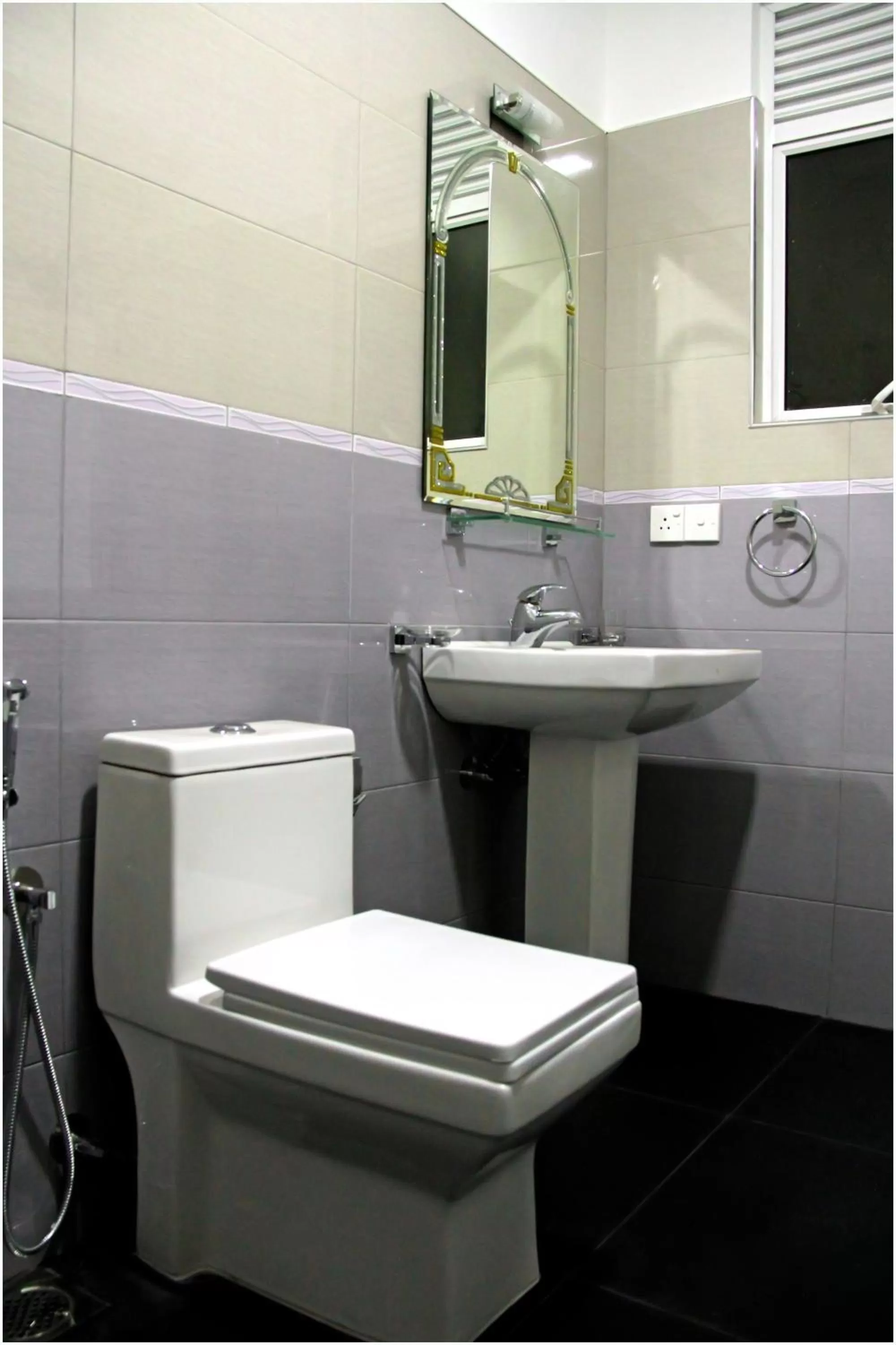 Toilet, Bathroom in Ronaka Airport Transit Hotel