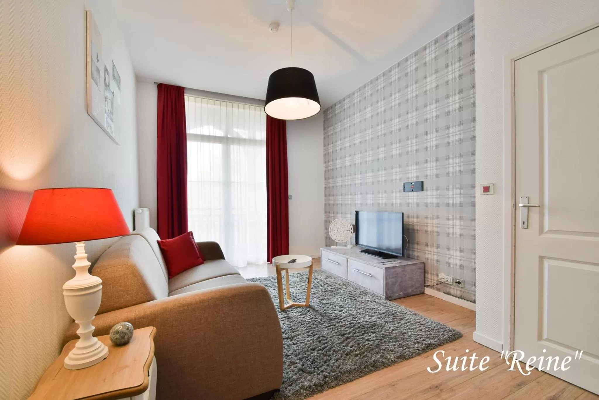 Living room, Bed in Hôtel l'Ecrin d'Ô