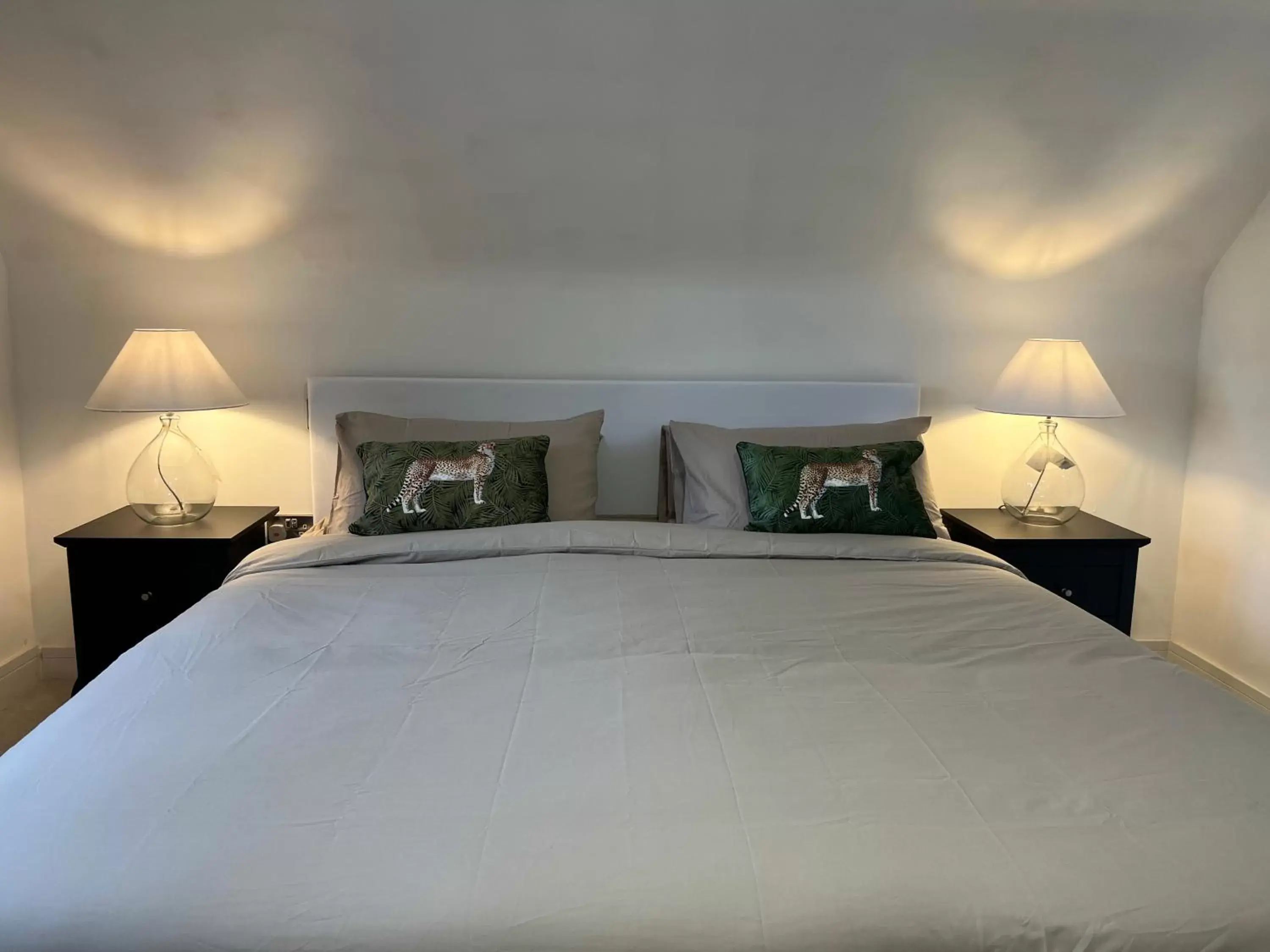 Queen Room with Garden View in Tumbleweed Cottage Queen Room with Garden View in Tumbleweed Cottage