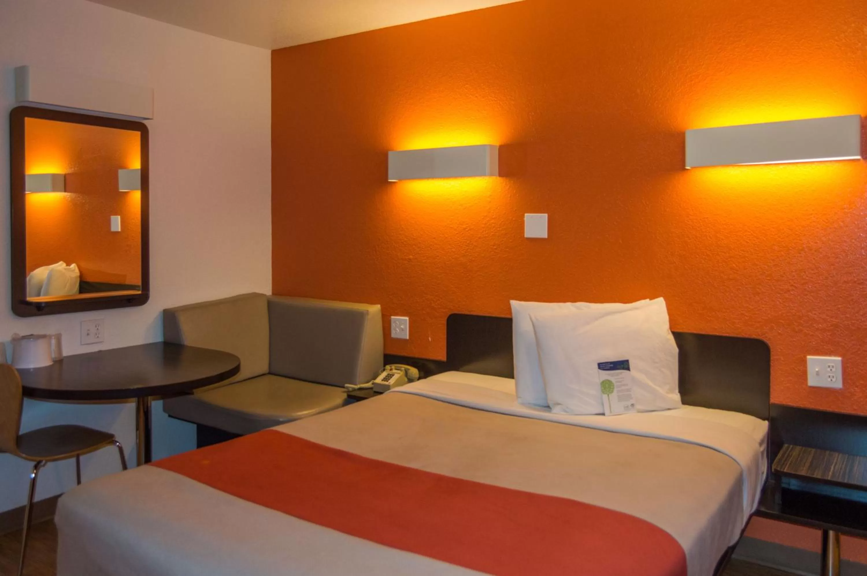 Bedroom, Bed in Motel 6-Ardmore, OK