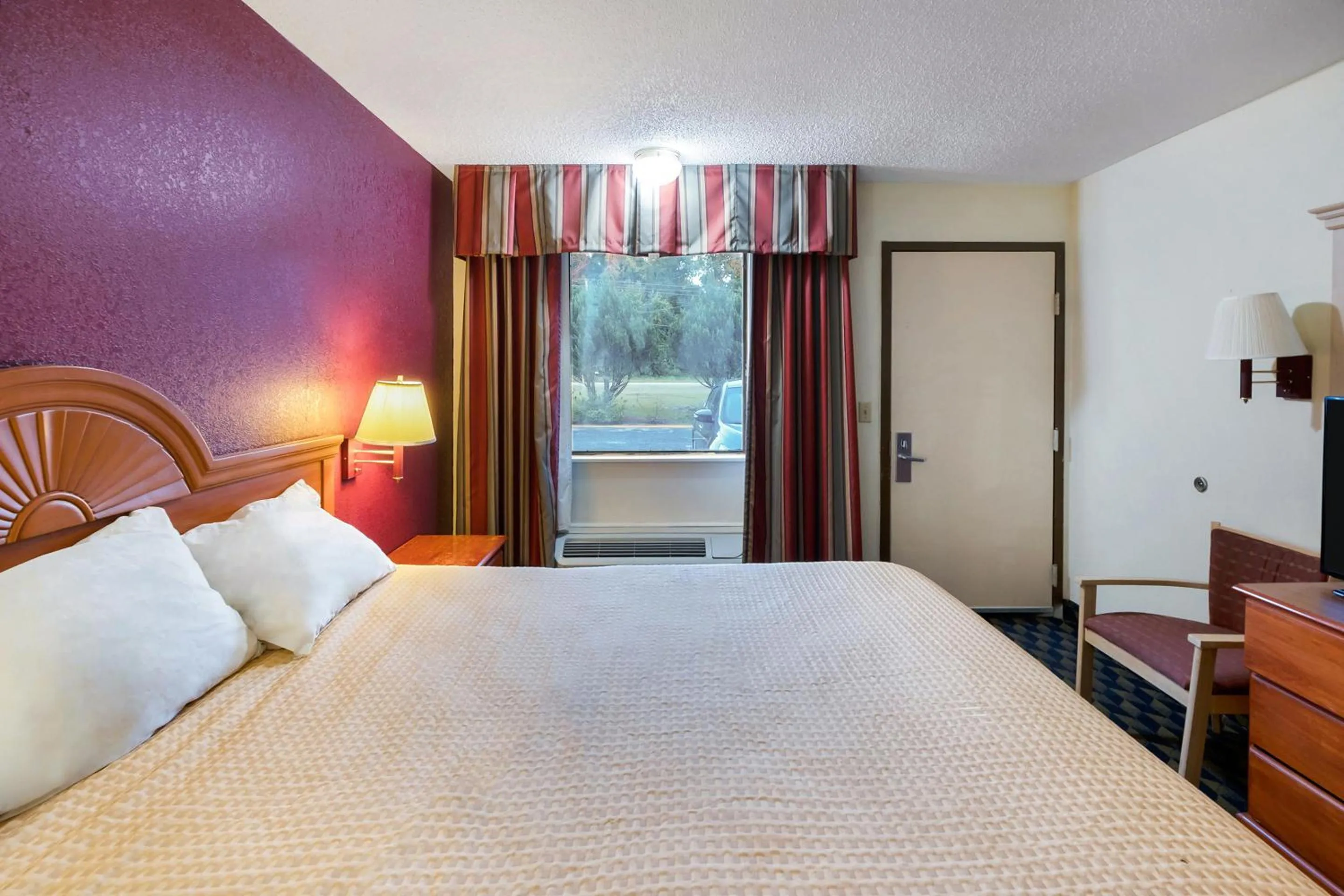 Bedroom, Bed in OYO Hotel Manning SC